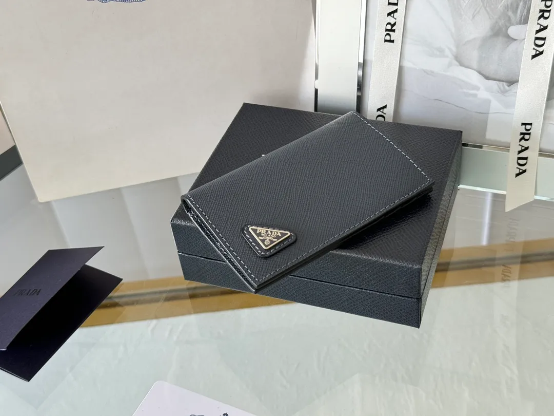 Prada cross pattern unisex card holder, can be placed in pockets, bags, and can be held in the hand. Made of cross pattern imported calfskin, pocket card holder, can hold change, 6 card slots, simple, elegant and fashionable. Model 2MC101, color as shown in the picture, size 11×7cm, original quality