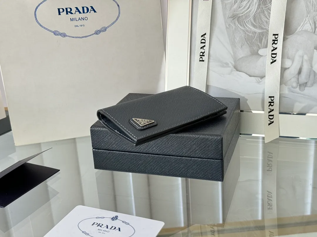 Prada cross pattern unisex card holder, can be placed in pockets, bags, and can be held in the hand. Made of cross pattern imported calfskin, pocket card holder, can hold change, 6 card slots, simple, elegant and fashionable. Model 2MC101, color as shown in the picture, size 11×7cm, original quality