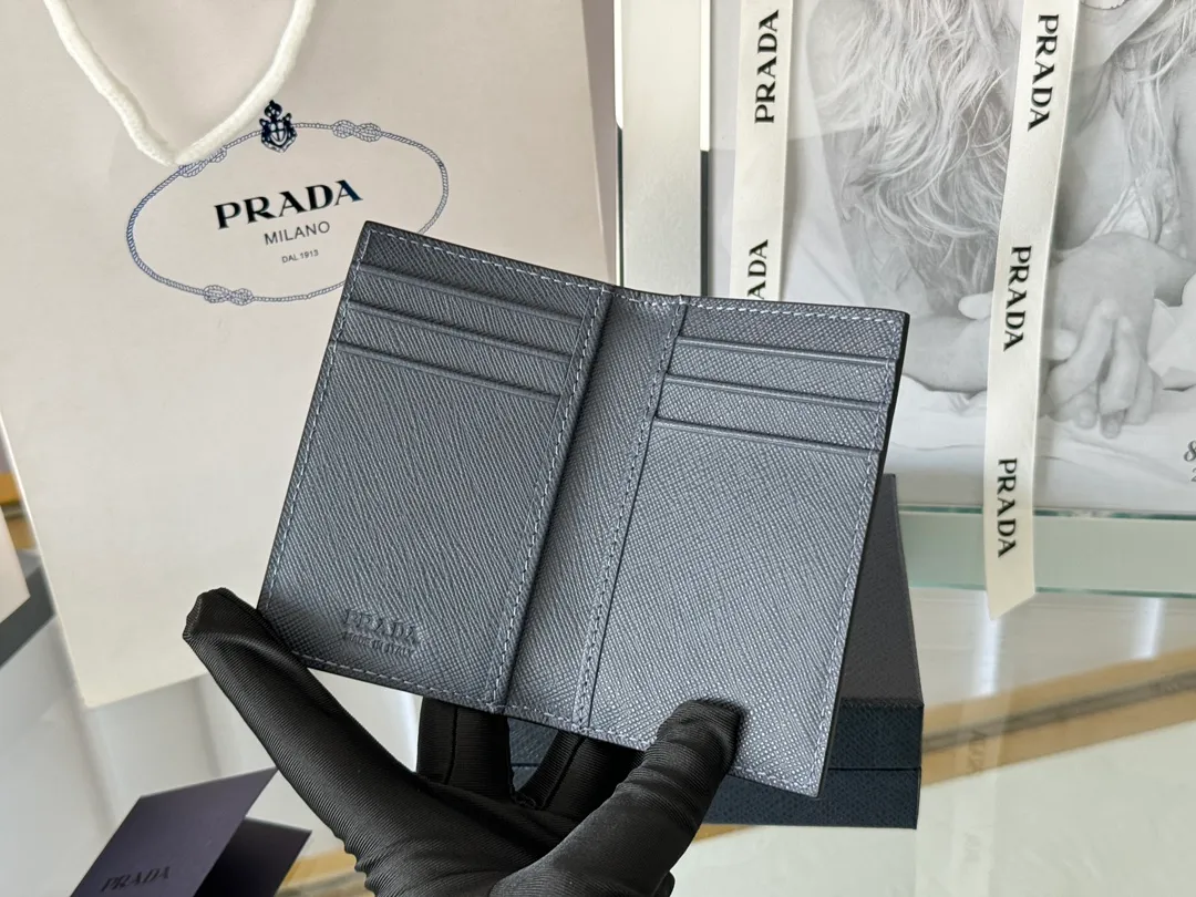 Prada cross pattern unisex card holder, can be placed in pockets, bags, and can be held in the hand. Made of cross pattern imported calfskin, pocket card holder, can hold change, 6 card slots, simple, elegant and fashionable. Model 2MC101, color as shown in the picture, size 11×7cm, original quality