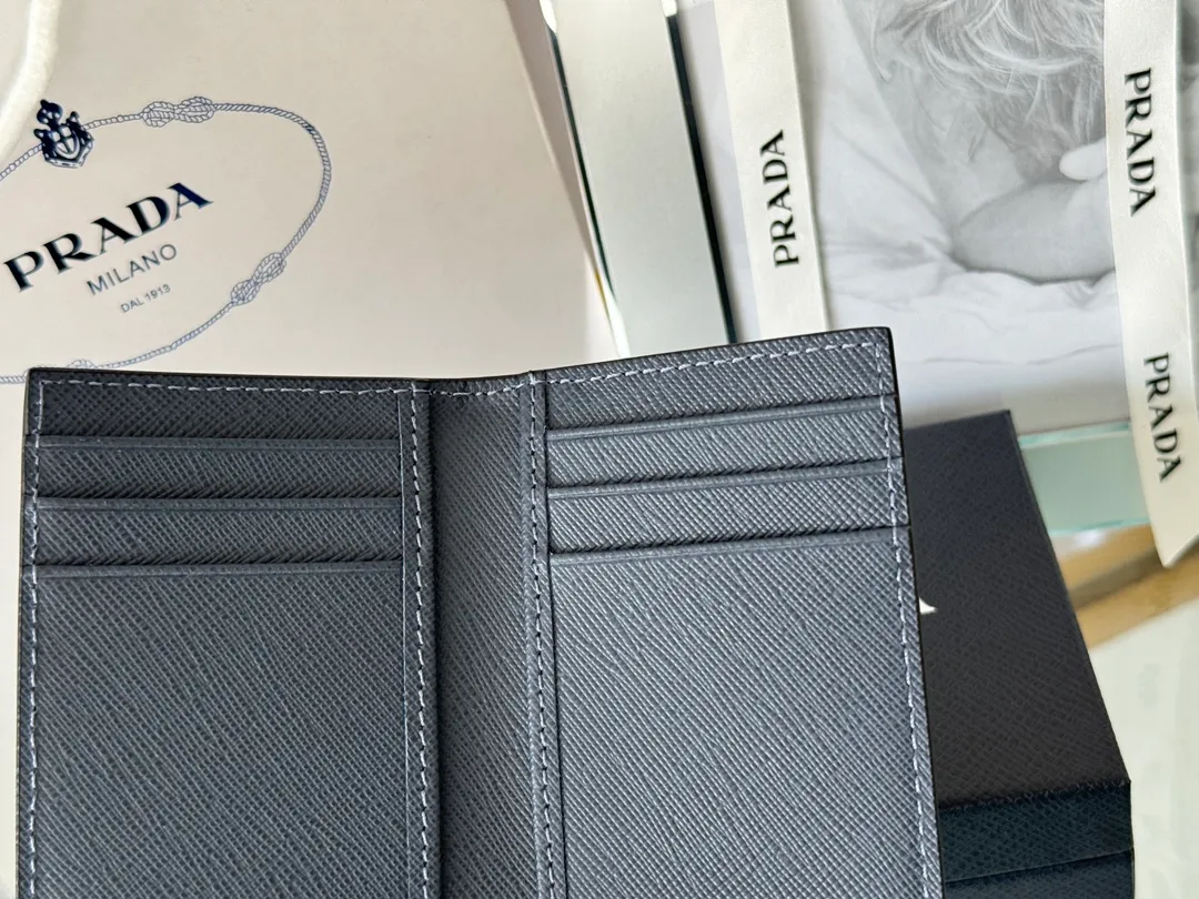 Prada cross pattern unisex card holder, can be placed in pockets, bags, and can be held in the hand. Made of cross pattern imported calfskin, pocket card holder, can hold change, 6 card slots, simple, elegant and fashionable. Model 2MC101, color as shown in the picture, size 11×7cm, original quality