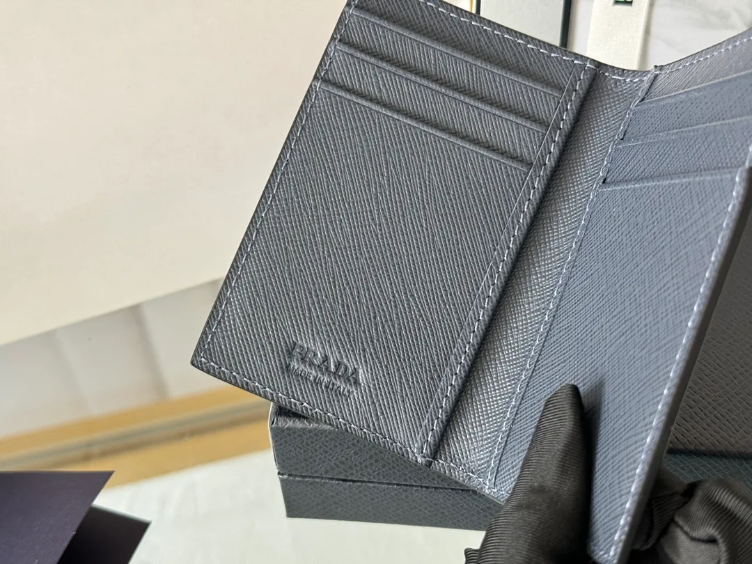 Prada cross pattern unisex card holder, can be placed in pockets, bags, and can be held in the hand. Made of cross pattern imported calfskin, pocket card holder, can hold change, 6 card slots, simple, elegant and fashionable. Model 2MC101, color as shown in the picture, size 11×7cm, original quality