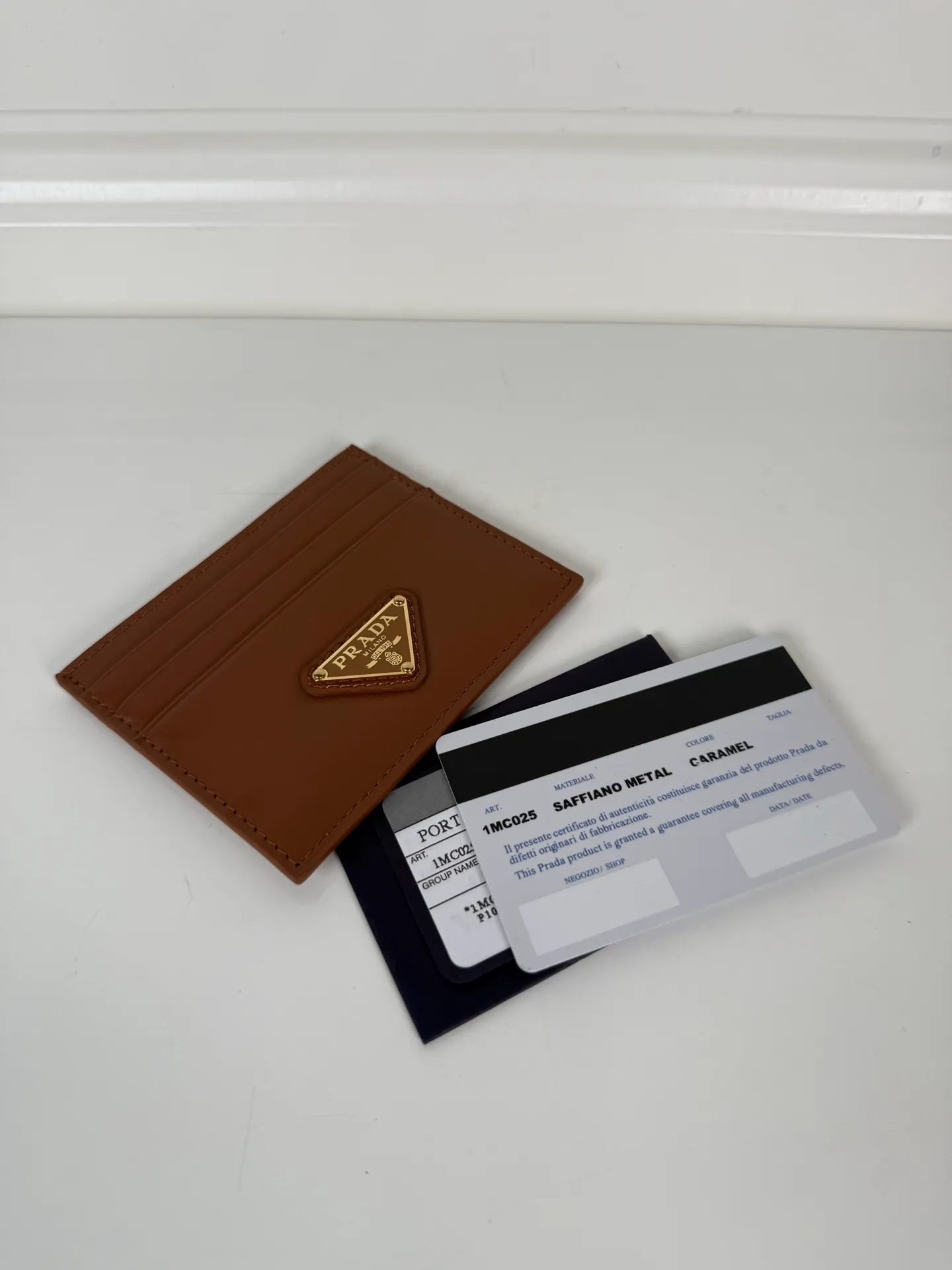 💰300, P Home➡️ Plain nappa leather small card holder, caramel color, unisex style, model 1MC025, original quality, 6 card slots ➕One middle compartment, can hold multiple cards and zeros 💰, size 11.2×8.5cm, real shot, what you see is what you get