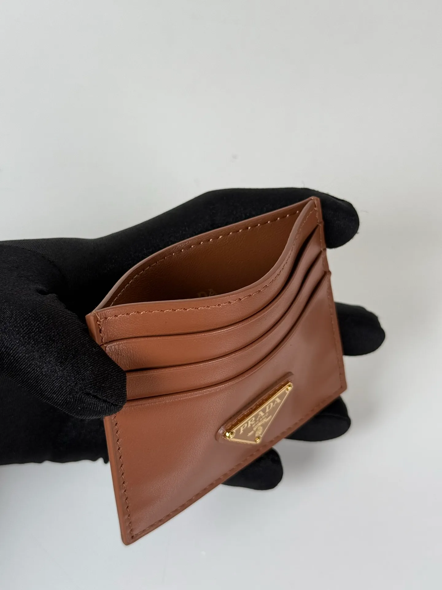 💰300, P Home➡️ Plain nappa leather small card holder, caramel color, unisex style, model 1MC025, original quality, 6 card slots ➕One middle compartment, can hold multiple cards and zeros 💰, size 11.2×8.5cm, real shot, what you see is what you get