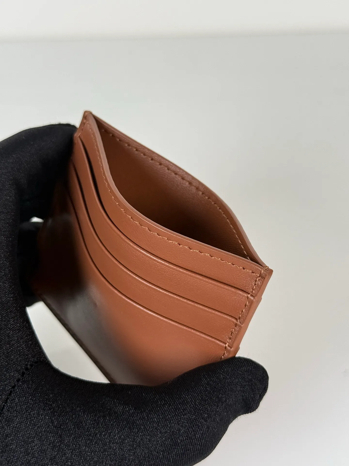 💰300, P Home➡️ Plain nappa leather small card holder, caramel color, unisex style, model 1MC025, original quality, 6 card slots ➕One middle compartment, can hold multiple cards and zeros 💰, size 11.2×8.5cm, real shot, what you see is what you get