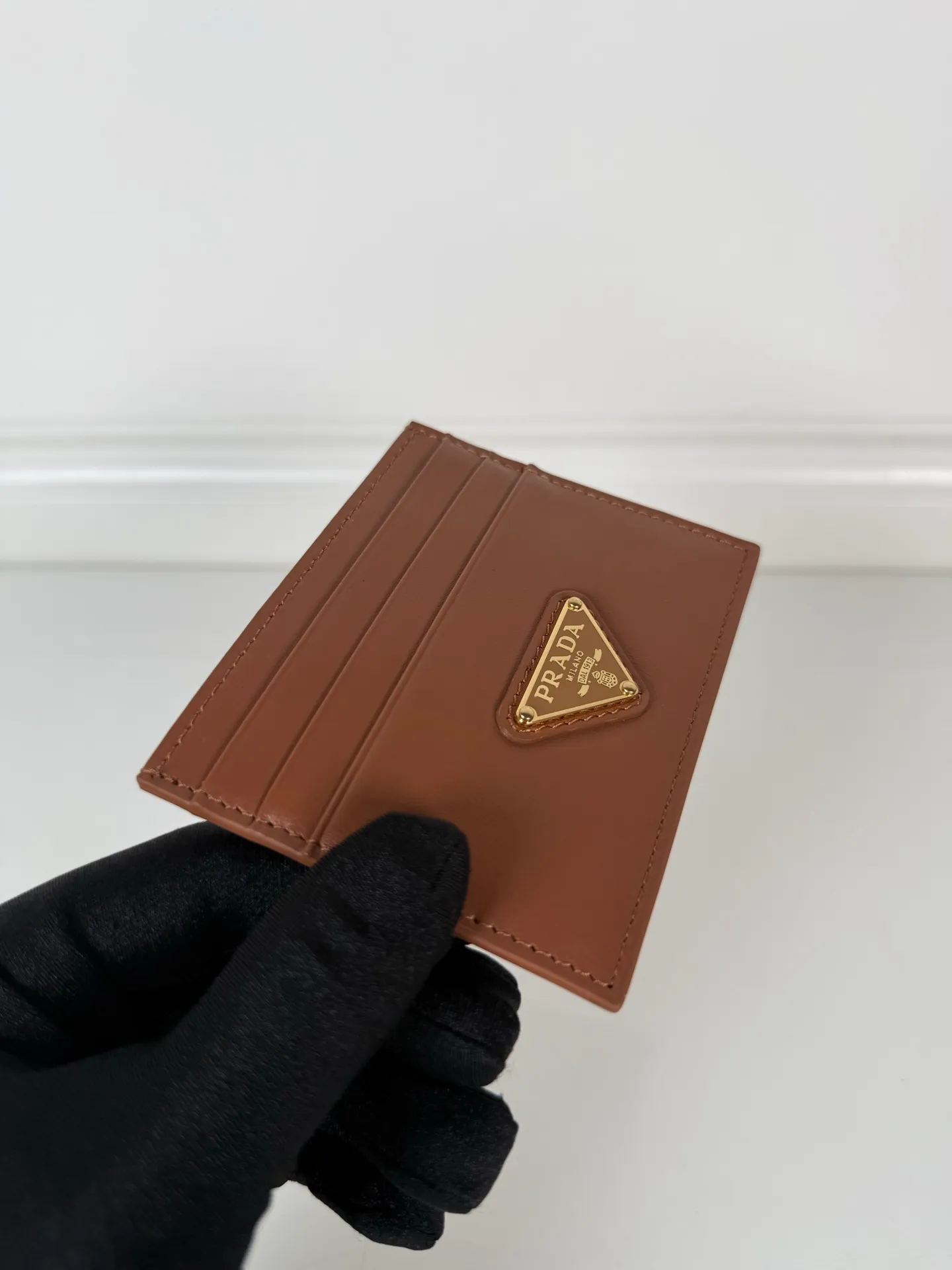 💰300, P Home➡️ Plain nappa leather small card holder, caramel color, unisex style, model 1MC025, original quality, 6 card slots ➕One middle compartment, can hold multiple cards and zeros 💰, size 11.2×8.5cm, real shot, what you see is what you get