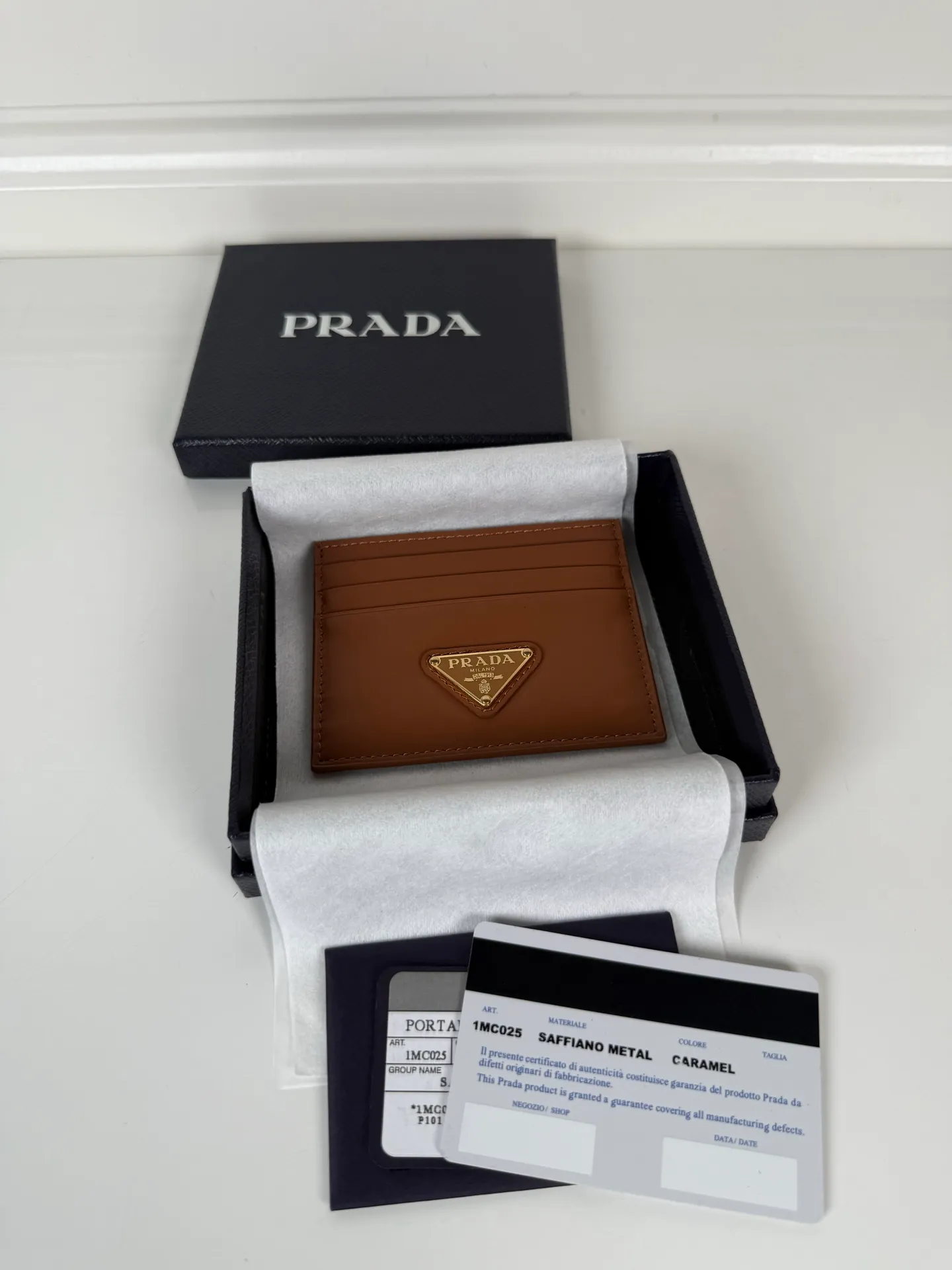 💰300, P Home➡️ Plain nappa leather small card holder, caramel color, unisex style, model 1MC025, original quality, 6 card slots ➕One middle compartment, can hold multiple cards and zeros 💰, size 11.2×8.5cm, real shot, what you see is what you get