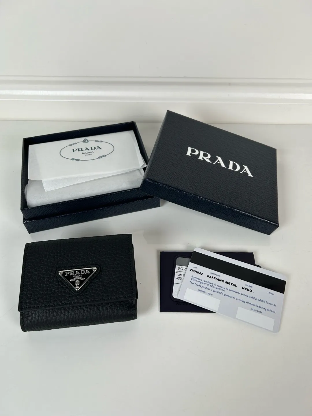 💰520, P Home ➡️ Mini tri-fold wallet for men and women, model 2MH042 black deer pattern leather, length 9cm, height 6.5, one receipt compartment, three card slots inside, one external coin pocket, the actual shooting quality is as shown in the picture