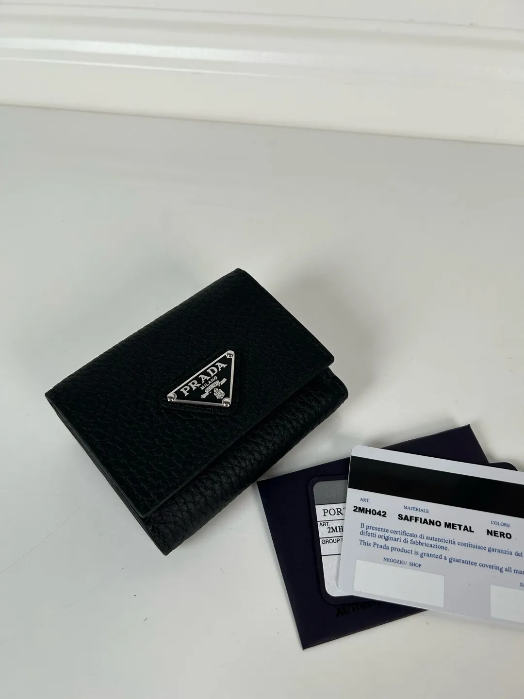 💰520, P Home ➡️ Mini tri-fold wallet for men and women, model 2MH042 black deer pattern leather, length 9cm, height 6.5, one receipt compartment, three card slots inside, one external coin pocket, the actual shooting quality is as shown in the picture