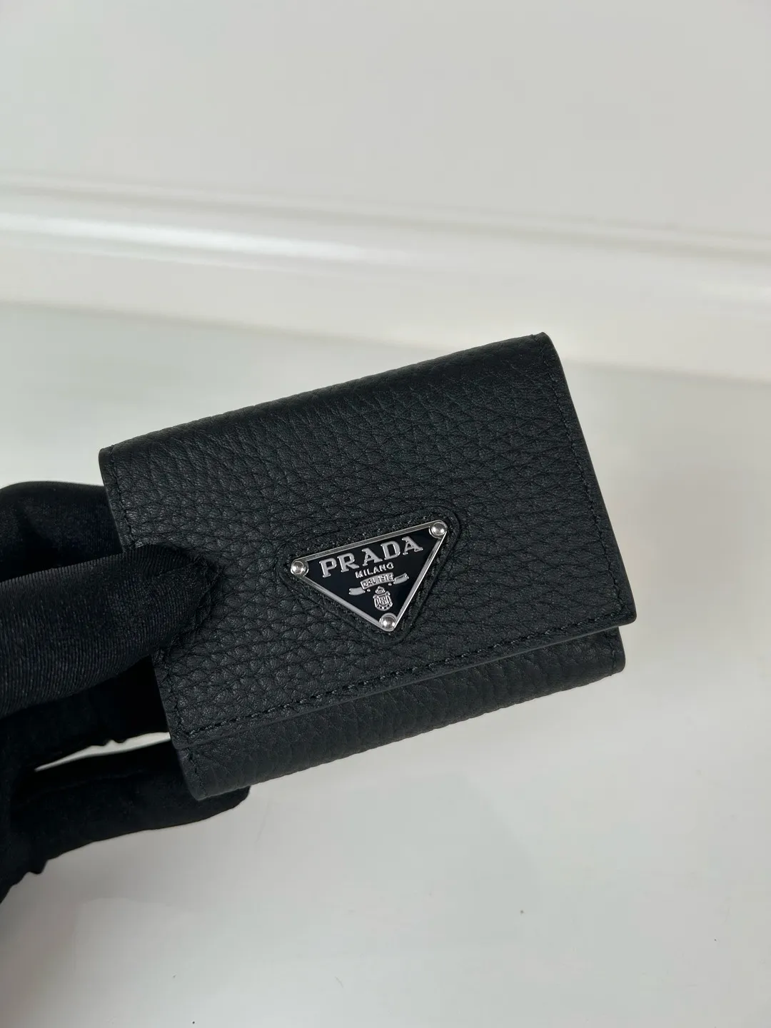 💰520, P Home ➡️ Mini tri-fold wallet for men and women, model 2MH042 black deer pattern leather, length 9cm, height 6.5, one receipt compartment, three card slots inside, one external coin pocket, the actual shooting quality is as shown in the picture