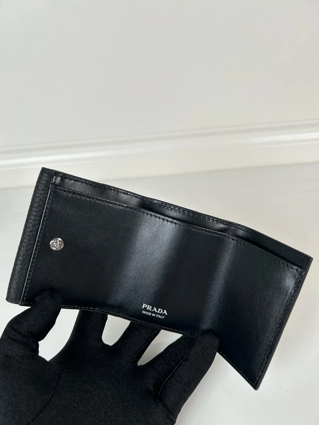 💰520, P Home ➡️ Mini tri-fold wallet for men and women, model 2MH042 black deer pattern leather, length 9cm, height 6.5, one receipt compartment, three card slots inside, one external coin pocket, the actual shooting quality is as shown in the picture