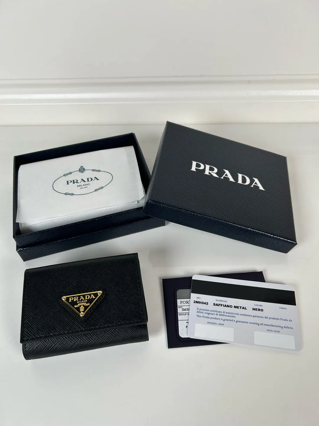 💰480, P Home ➡️ Mini tri-fold wallet for men and women, model 1MH042 with black cross pattern, length 9cm and height 6.5, one receipt compartment, three card slots inside, and one external coin pocket. The actual shooting quality is as shown in the picture.
