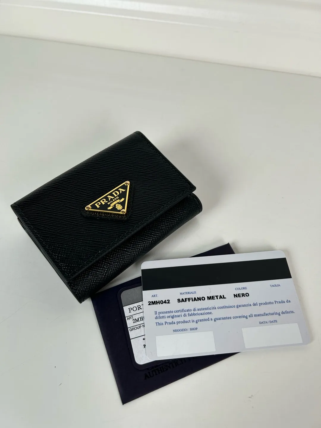 💰480, P Home ➡️ Mini tri-fold wallet for men and women, model 1MH042 with black cross pattern, length 9cm and height 6.5, one receipt compartment, three card slots inside, and one external coin pocket. The actual shooting quality is as shown in the picture.