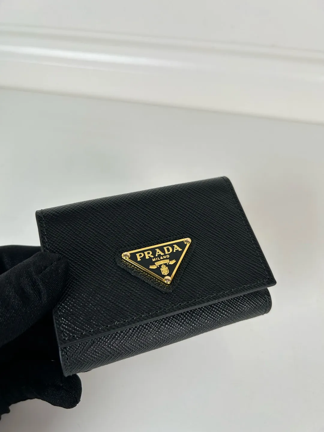💰480, P Home ➡️ Mini tri-fold wallet for men and women, model 1MH042 with black cross pattern, length 9cm and height 6.5, one receipt compartment, three card slots inside, and one external coin pocket. The actual shooting quality is as shown in the picture.