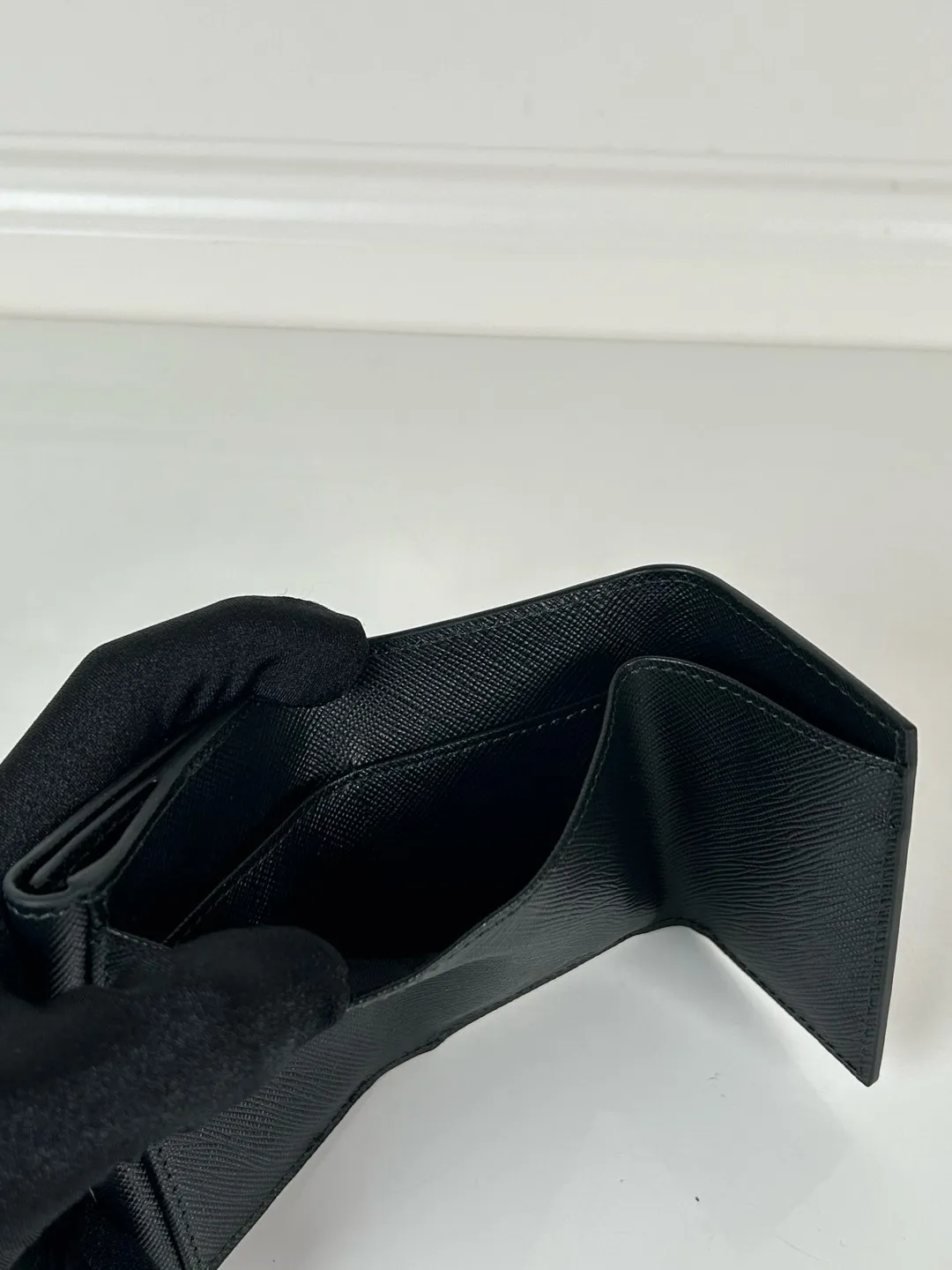 💰480, P Home ➡️ Mini tri-fold wallet for men and women, model 1MH042 with black cross pattern, length 9cm and height 6.5, one receipt compartment, three card slots inside, and one external coin pocket. The actual shooting quality is as shown in the picture.