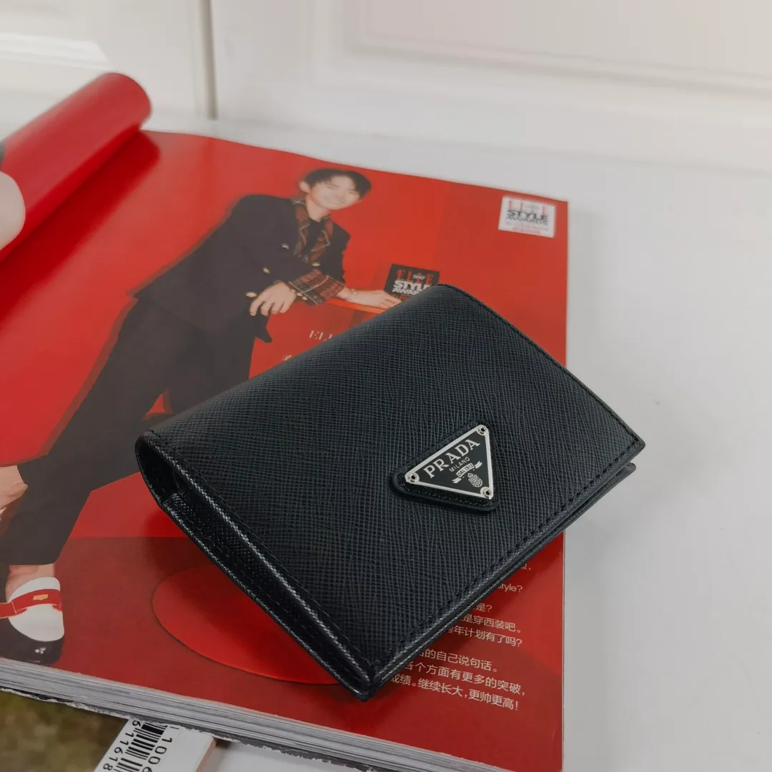 💰400, P Home ➡️Ladies two-fold short clip, model 1M0204, cross-grain cowhide, length 11.2 and height 9.5cm, simple and practical to enhance personal taste, 175 steel stamp