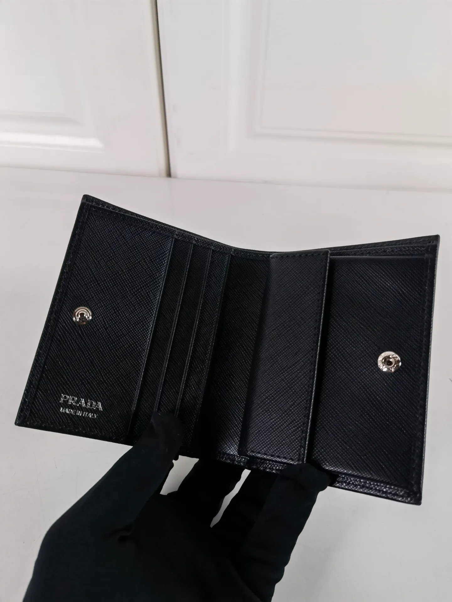 💰400, P Home ➡️Ladies two-fold short clip, model 1M0204, cross-grain cowhide, length 11.2 and height 9.5cm, simple and practical to enhance personal taste, 175 steel stamp