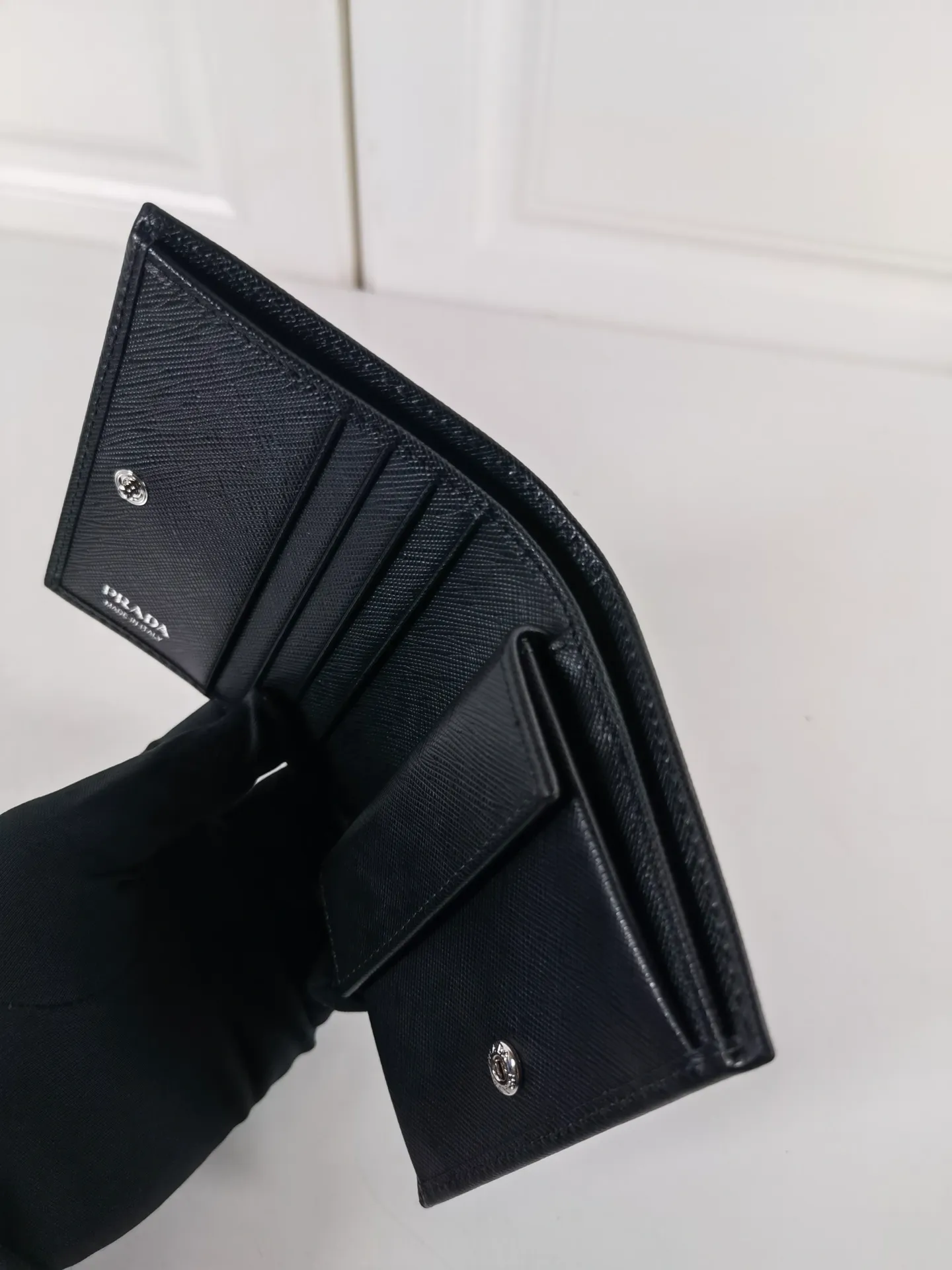 💰400, P Home ➡️Ladies two-fold short clip, model 1M0204, cross-grain cowhide, length 11.2 and height 9.5cm, simple and practical to enhance personal taste, 175 steel stamp