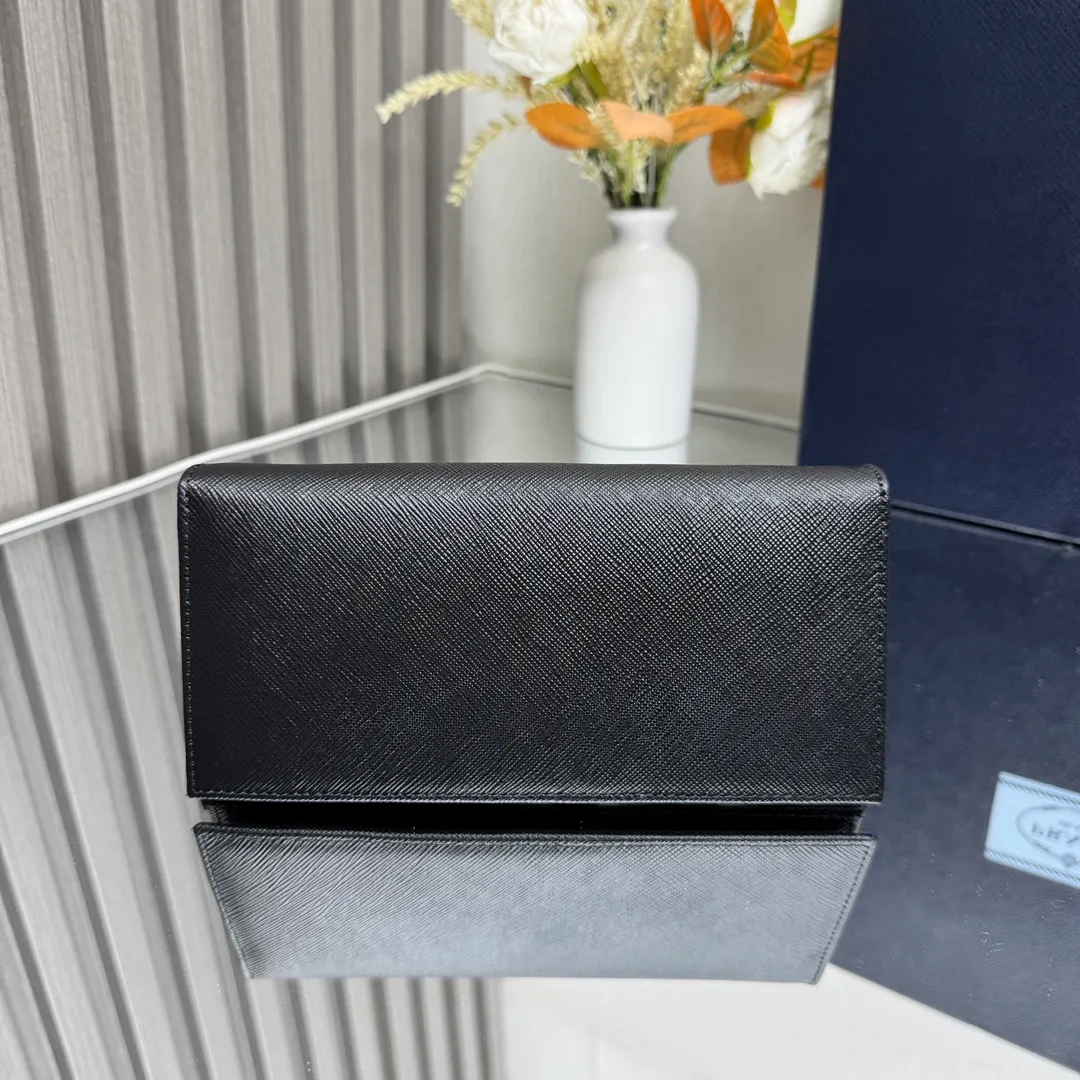 P480 [Top original order] PRADA suit clip wallet 💼Classic, model 2MV836, internal code 164 OEM code 💋 The characteristic of this long wallet is that it is made of Saffiano leather and is decorated with an enameled triangle logo on the front. Open slightly to reveal 1 zippered pocket, fabric lining and 13 card pockets. One banknote compartment, one zipper bag, four ID pockets, thirteen card pockets🏅️🏅️🏅️Dimensions: length 19cm, height 9.5cm