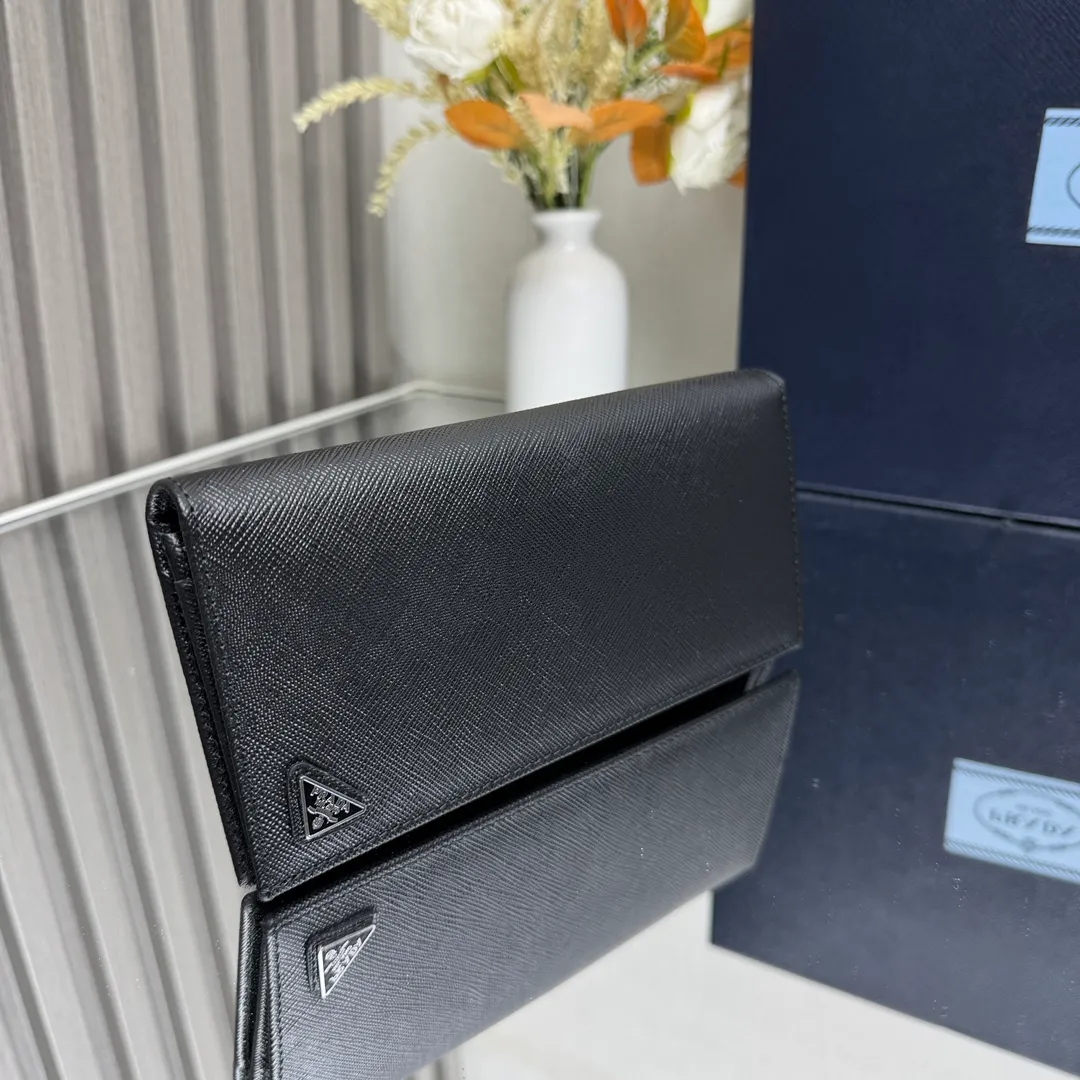 P480 [Top original order] PRADA suit clip wallet 💼Classic, model 2MV836, internal code 164 OEM code 💋 The characteristic of this long wallet is that it is made of Saffiano leather and is decorated with an enameled triangle logo on the front. Open slightly to reveal 1 zippered pocket, fabric lining and 13 card pockets. One banknote compartment, one zipper bag, four ID pockets, thirteen card pockets🏅️🏅️🏅️Dimensions: length 19cm, height 9.5cm