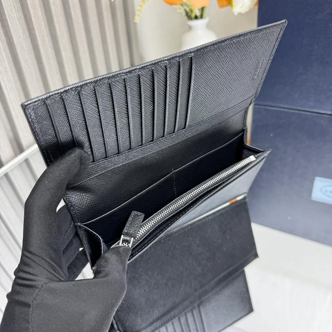 P480 [Top original order] PRADA suit clip wallet 💼Classic, model 2MV836, internal code 164 OEM code 💋 The characteristic of this long wallet is that it is made of Saffiano leather and is decorated with an enameled triangle logo on the front. Open slightly to reveal 1 zippered pocket, fabric lining and 13 card pockets. One banknote compartment, one zipper bag, four ID pockets, thirteen card pockets🏅️🏅️🏅️Dimensions: length 19cm, height 9.5cm