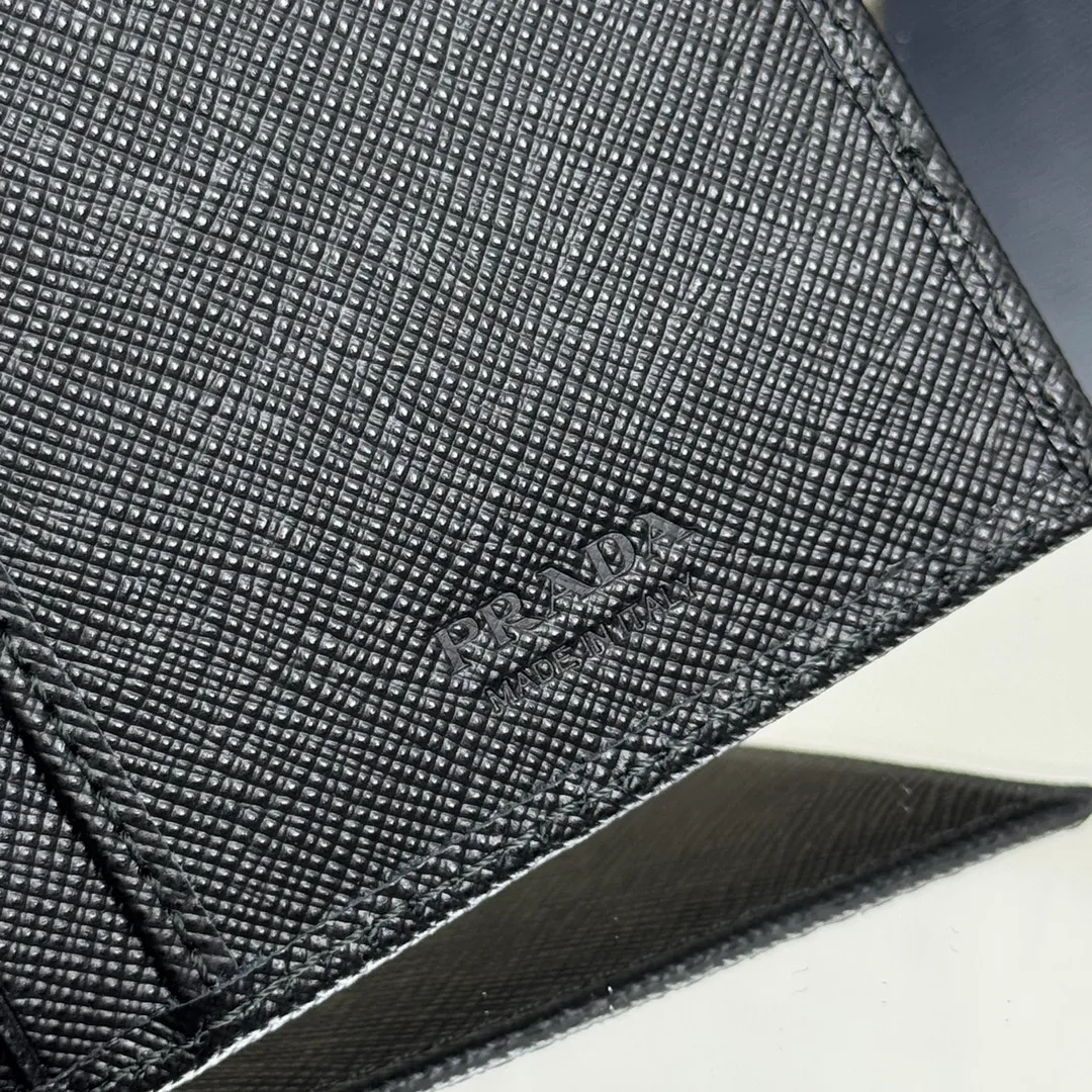 P480 [Top original order] PRADA suit clip wallet 💼Classic, model 2MV836, internal code 164 OEM code 💋 The characteristic of this long wallet is that it is made of Saffiano leather and is decorated with an enameled triangle logo on the front. Open slightly to reveal 1 zippered pocket, fabric lining and 13 card pockets. One banknote compartment, one zipper bag, four ID pockets, thirteen card pockets🏅️🏅️🏅️Dimensions: length 19cm, height 9.5cm