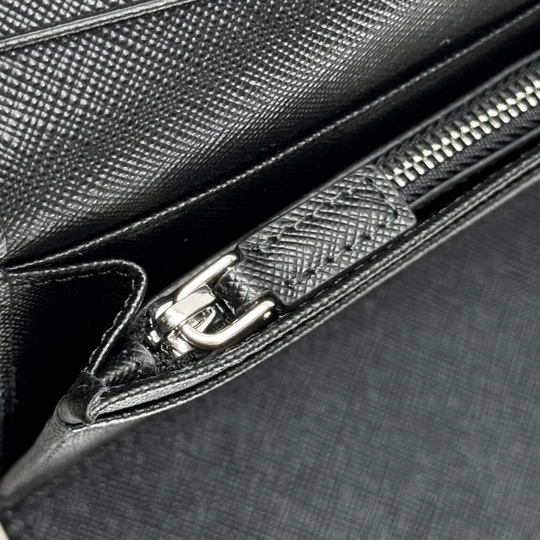 P480 [Top original order] PRADA suit clip wallet 💼Classic, model 2MV836, internal code 164 OEM code 💋 The characteristic of this long wallet is that it is made of Saffiano leather and is decorated with an enameled triangle logo on the front. Open slightly to reveal 1 zippered pocket, fabric lining and 13 card pockets. One banknote compartment, one zipper bag, four ID pockets, thirteen card pockets🏅️🏅️🏅️Dimensions: length 19cm, height 9.5cm