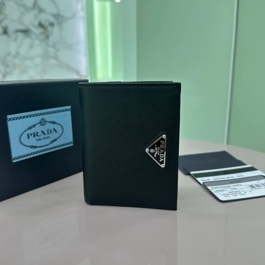 P440 [Top original order] PRADA's new short wallet💼Classic, simple and fashionable, authentic development, model 1ML050, internal code 164 OEM code💋 This Saffiano leather wallet is embellished with an enamel metal triangle logo, with a smooth and elegant design. The wallet has simple lines and features zippered coin compartments, bill compartments and card slots. The interior of this style is designed with six card slots, two inner pockets, and a bill compartment. to ensure that personal belongings are safe and secure. It is a piece worth collecting. 🏅️🏅️🏅️Size: 11.5*8.5cm