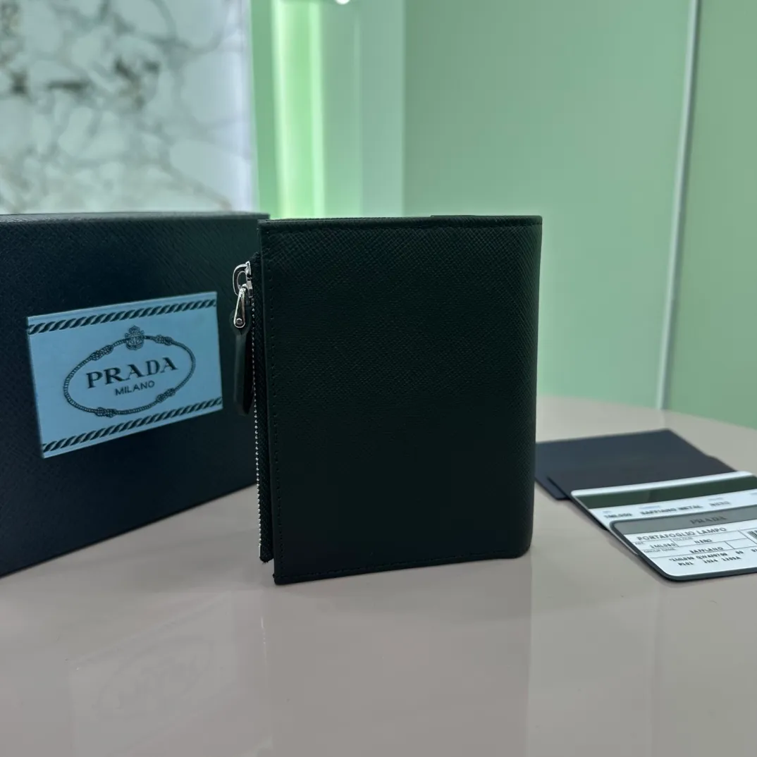 P440 [Top original order] PRADA's new short wallet💼Classic, simple and fashionable, authentic development, model 1ML050, internal code 164 OEM code💋 This Saffiano leather wallet is embellished with an enamel metal triangle logo, with a smooth and elegant design. The wallet has simple lines and features zippered coin compartments, bill compartments and card slots. The interior of this style is designed with six card slots, two inner pockets, and a bill compartment. to ensure that personal belongings are safe and secure. It is a piece worth collecting. 🏅️🏅️🏅️Size: 11.5*8.5cm