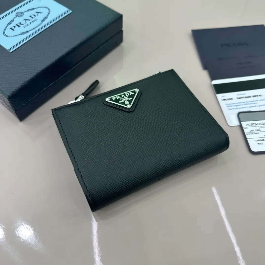 P440 [Top original order] PRADA's new short wallet💼Classic, simple and fashionable, authentic development, model 1ML050, internal code 164 OEM code💋 This Saffiano leather wallet is embellished with an enamel metal triangle logo, with a smooth and elegant design. The wallet has simple lines and features zippered coin compartments, bill compartments and card slots. The interior of this style is designed with six card slots, two inner pockets, and a bill compartment. to ensure that personal belongings are safe and secure. It is a piece worth collecting. 🏅️🏅️🏅️Size: 11.5*8.5cm