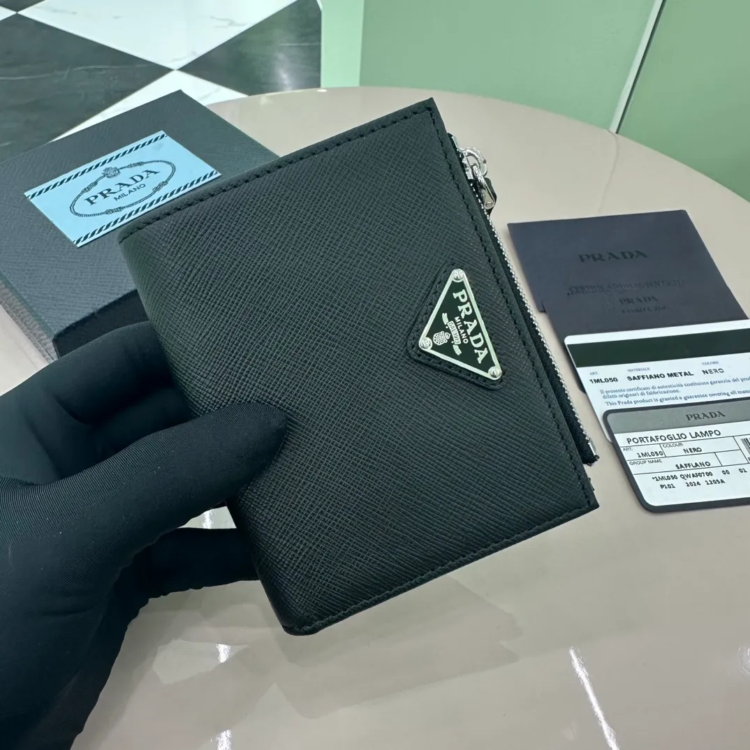 P440 [Top original order] PRADA's new short wallet💼Classic, simple and fashionable, authentic development, model 1ML050, internal code 164 OEM code💋 This Saffiano leather wallet is embellished with an enamel metal triangle logo, with a smooth and elegant design. The wallet has simple lines and features zippered coin compartments, bill compartments and card slots. The interior of this style is designed with six card slots, two inner pockets, and a bill compartment. to ensure that personal belongings are safe and secure. It is a piece worth collecting. 🏅️🏅️🏅️Size: 11.5*8.5cm