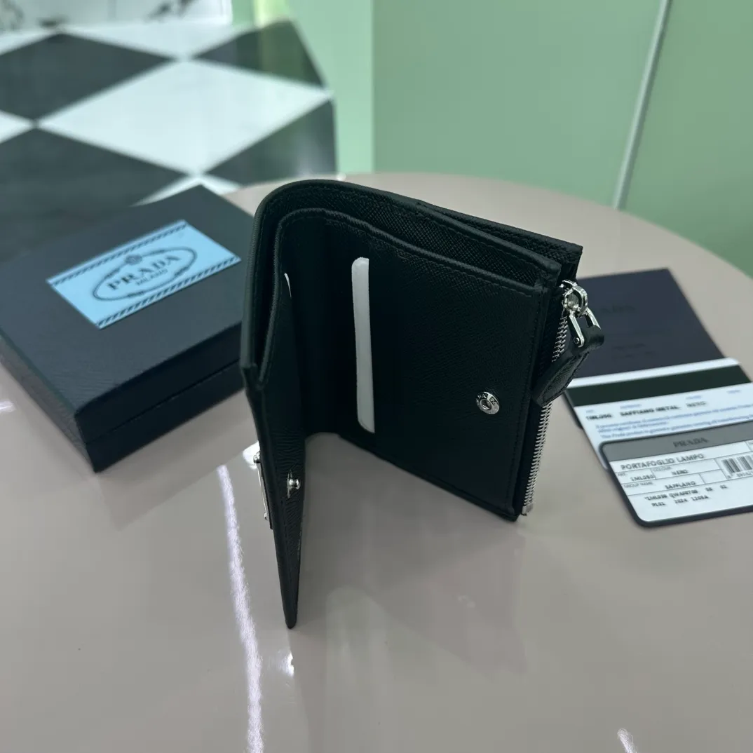 P440 [Top original order] PRADA's new short wallet💼Classic, simple and fashionable, authentic development, model 1ML050, internal code 164 OEM code💋 This Saffiano leather wallet is embellished with an enamel metal triangle logo, with a smooth and elegant design. The wallet has simple lines and features zippered coin compartments, bill compartments and card slots. The interior of this style is designed with six card slots, two inner pockets, and a bill compartment. to ensure that personal belongings are safe and secure. It is a piece worth collecting. 🏅️🏅️🏅️Size: 11.5*8.5cm