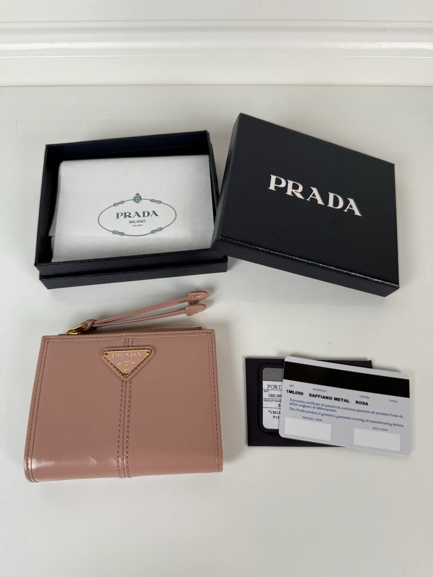 💰440, P Home ➡️ Unisex short wallet, model 1ML050, made of pink waxed leather, eight card slots, one receipt compartment, one zipper coin bag, length 11.5cm, height 9.5cm, 175 steel stamp, meticulous workmanship as shown in the picture