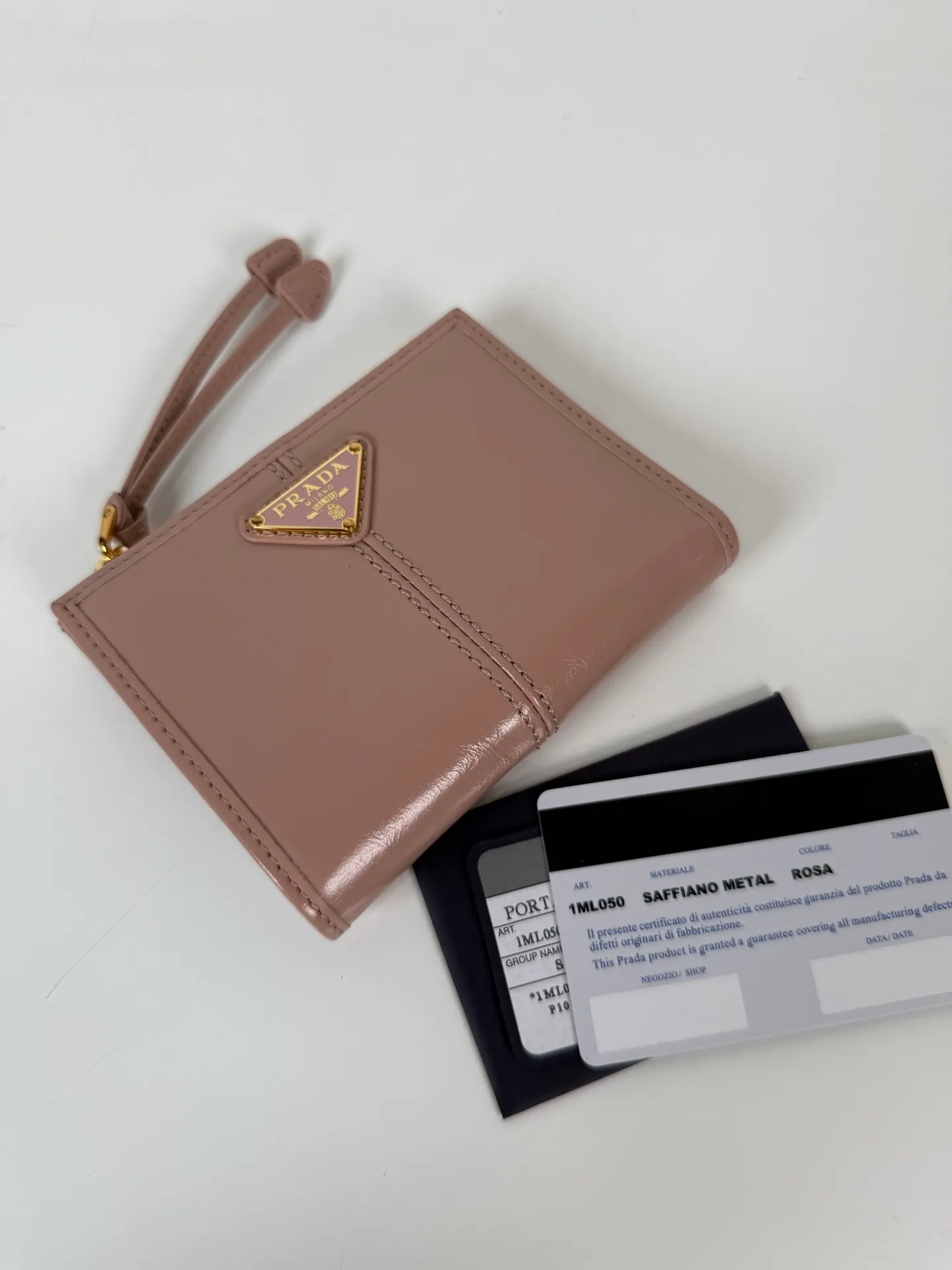 💰440, P Home ➡️ Unisex short wallet, model 1ML050, made of pink waxed leather, eight card slots, one receipt compartment, one zipper coin bag, length 11.5cm, height 9.5cm, 175 steel stamp, meticulous workmanship as shown in the picture