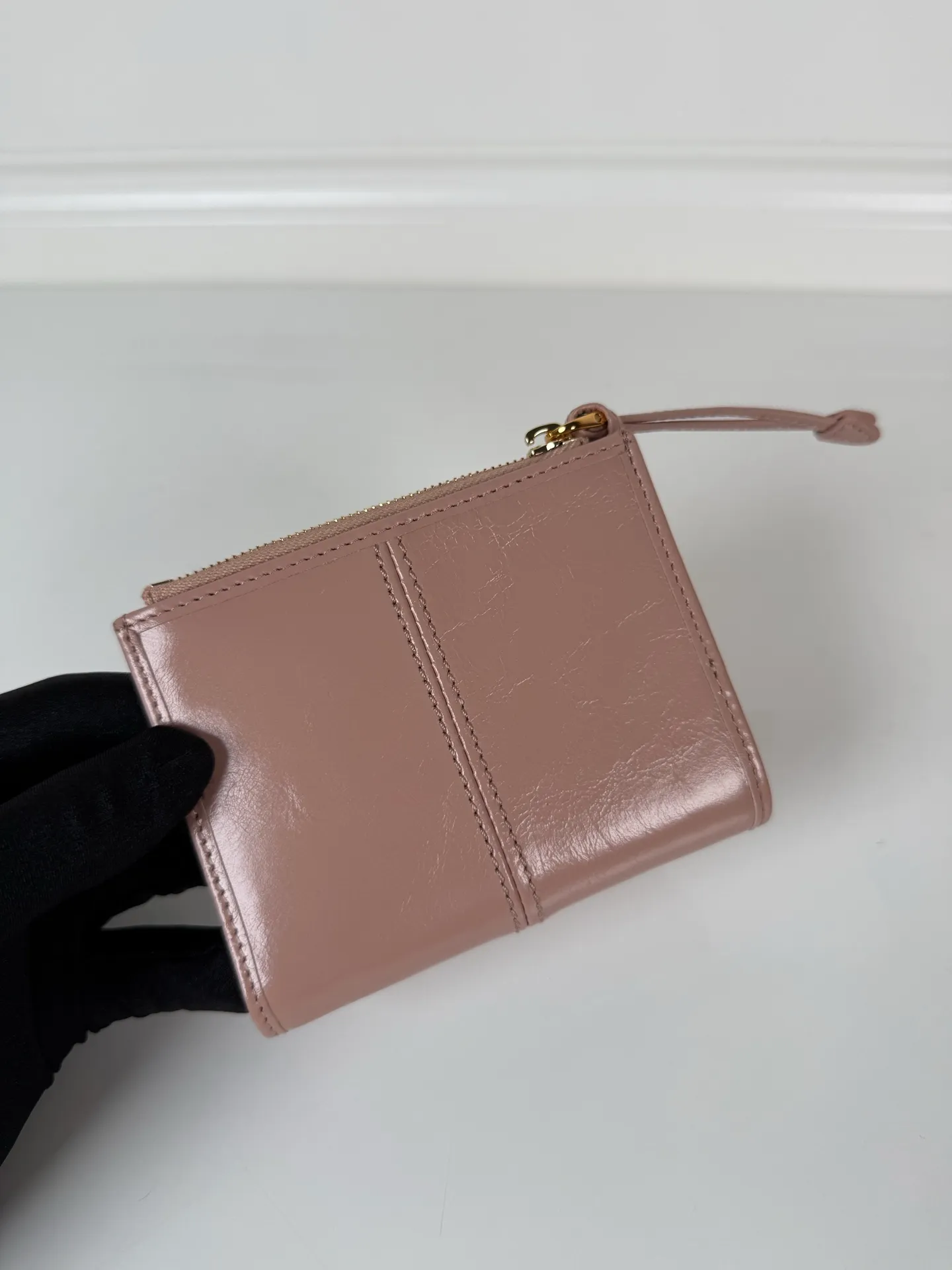 💰440, P Home ➡️ Unisex short wallet, model 1ML050, made of pink waxed leather, eight card slots, one receipt compartment, one zipper coin bag, length 11.5cm, height 9.5cm, 175 steel stamp, meticulous workmanship as shown in the picture