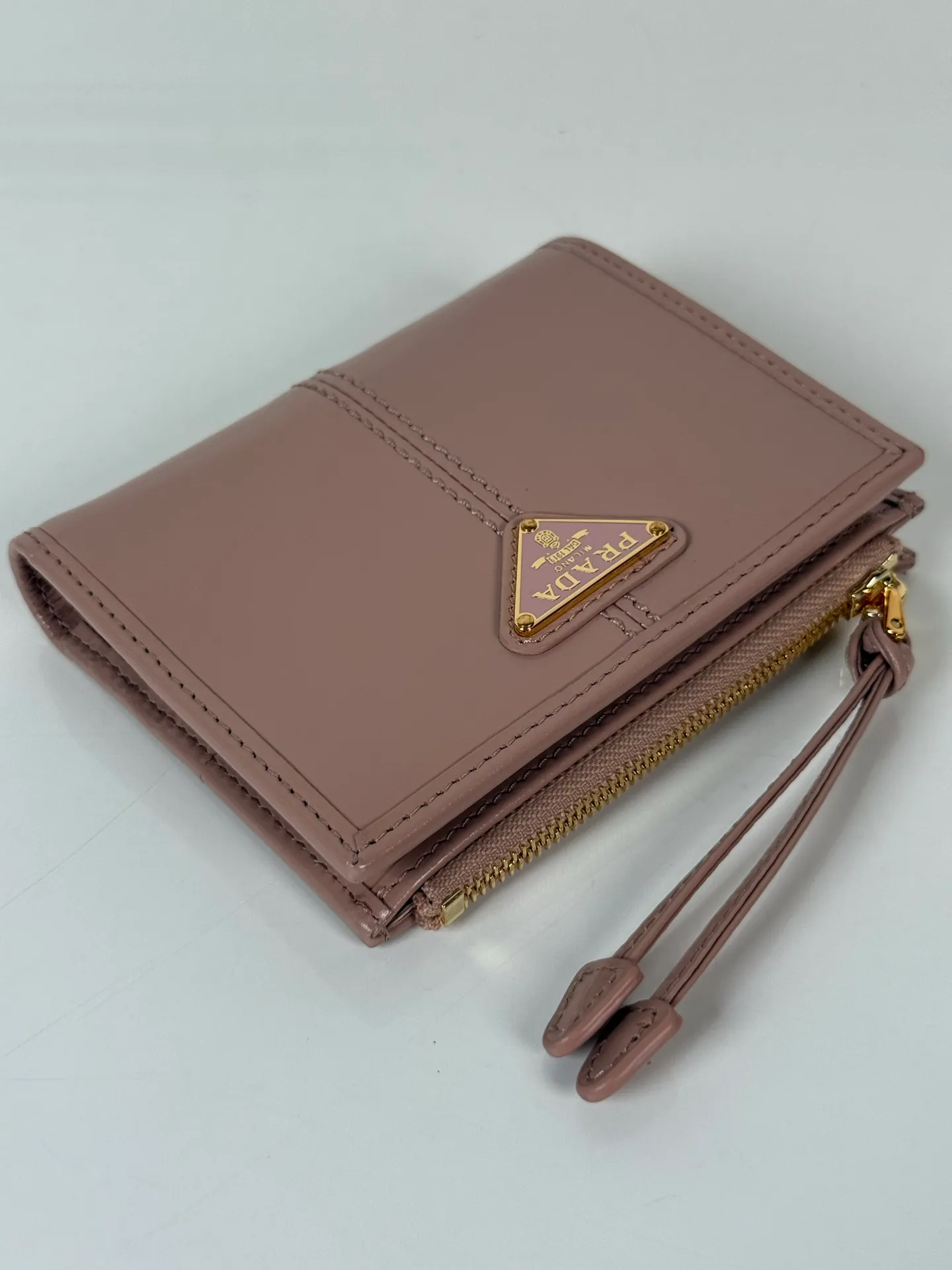 💰440, P Home ➡️ Unisex short wallet, model 1ML050, made of pink waxed leather, eight card slots, one receipt compartment, one zipper coin bag, length 11.5cm, height 9.5cm, 175 steel stamp, meticulous workmanship as shown in the picture