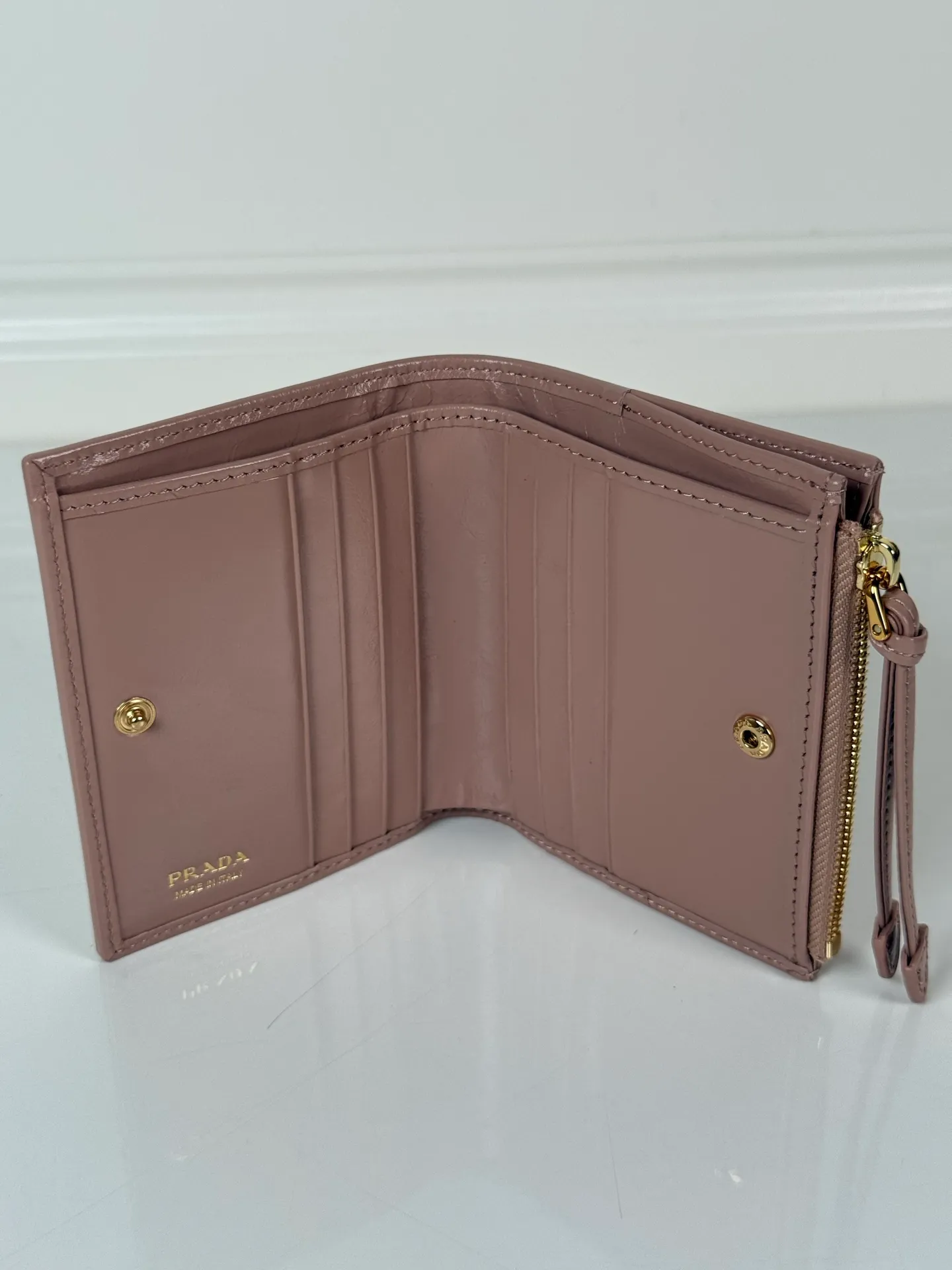 💰440, P Home ➡️ Unisex short wallet, model 1ML050, made of pink waxed leather, eight card slots, one receipt compartment, one zipper coin bag, length 11.5cm, height 9.5cm, 175 steel stamp, meticulous workmanship as shown in the picture