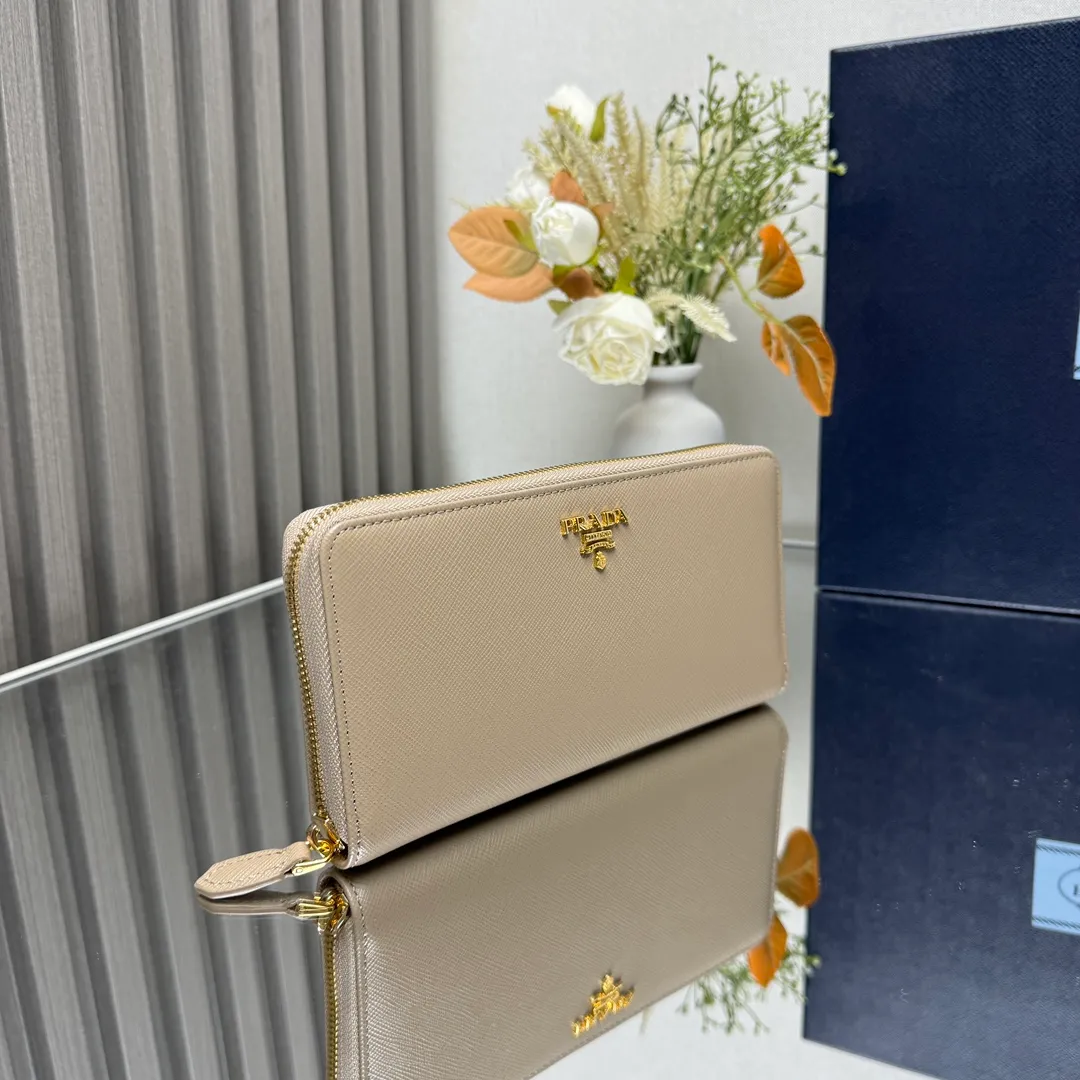 P600 [Top original order] PRADA's new single zipper wallet💼The latest counter with the same color logo, classic, simple and fashionable, official website synchronization, genuine development, model 1ML506, color: black/same color logo, inner code 164 OEM code💋 Italy's top original single cross-grain cowhide texture is excellent, imported thread lining, imported same color hardware logo accessories! The exquisite wiring is even and neat, the workmanship is exquisite, and the quality is comparable to the original product🏅️🏅️🏅️Dimensions: 20cm long and 10.3cm high