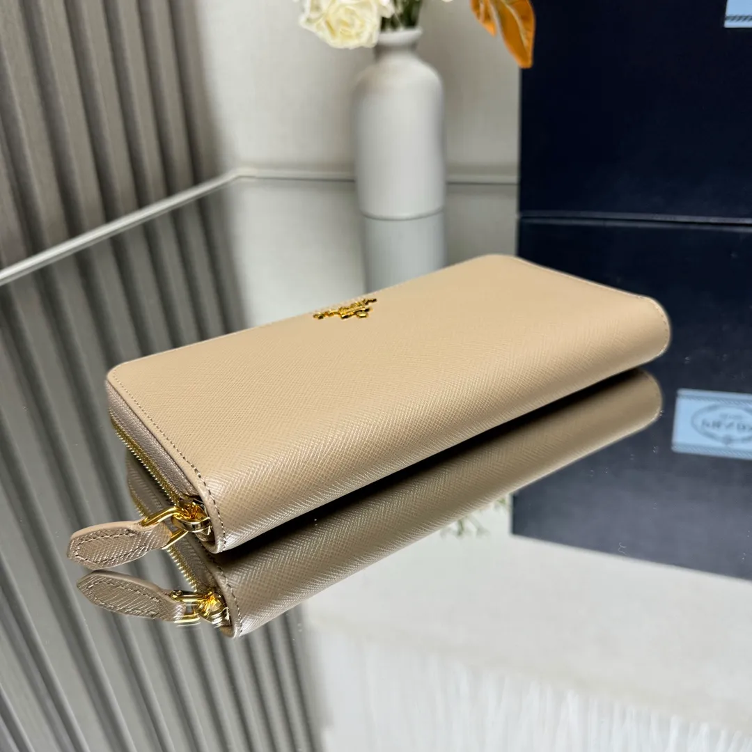P600 [Top original order] PRADA's new single zipper wallet💼The latest counter with the same color logo, classic, simple and fashionable, official website synchronization, genuine development, model 1ML506, color: black/same color logo, inner code 164 OEM code💋 Italy's top original single cross-grain cowhide texture is excellent, imported thread lining, imported same color hardware logo accessories! The exquisite wiring is even and neat, the workmanship is exquisite, and the quality is comparable to the original product🏅️🏅️🏅️Dimensions: 20cm long and 10.3cm high