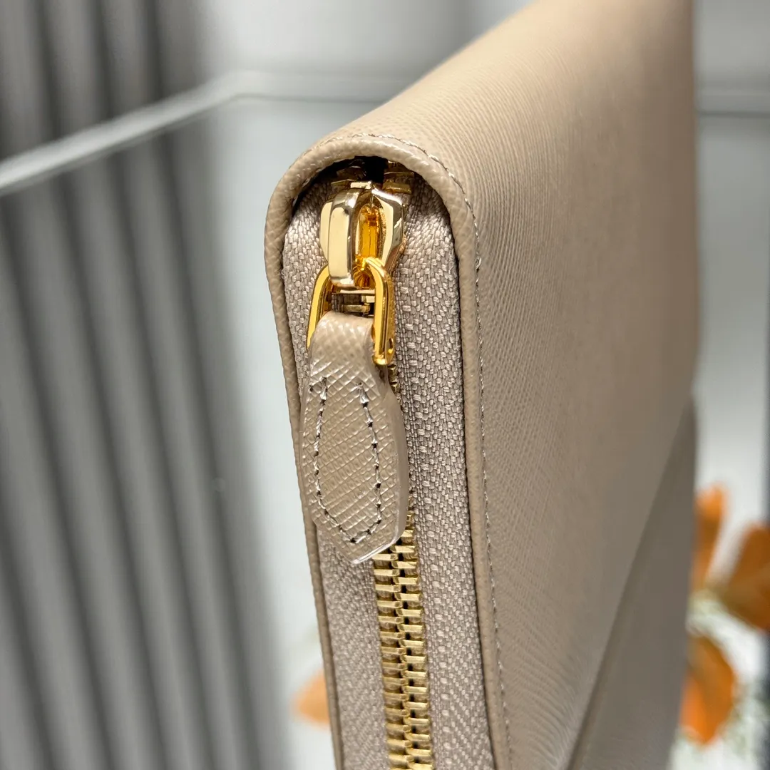 P600 [Top original order] PRADA's new single zipper wallet💼The latest counter with the same color logo, classic, simple and fashionable, official website synchronization, genuine development, model 1ML506, color: black/same color logo, inner code 164 OEM code💋 Italy's top original single cross-grain cowhide texture is excellent, imported thread lining, imported same color hardware logo accessories! The exquisite wiring is even and neat, the workmanship is exquisite, and the quality is comparable to the original product🏅️🏅️🏅️Dimensions: 20cm long and 10.3cm high