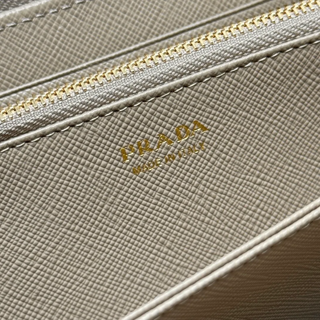P600 [Top original order] PRADA's new single zipper wallet💼The latest counter with the same color logo, classic, simple and fashionable, official website synchronization, genuine development, model 1ML506, color: black/same color logo, inner code 164 OEM code💋 Italy's top original single cross-grain cowhide texture is excellent, imported thread lining, imported same color hardware logo accessories! The exquisite wiring is even and neat, the workmanship is exquisite, and the quality is comparable to the original product🏅️🏅️🏅️Dimensions: 20cm long and 10.3cm high