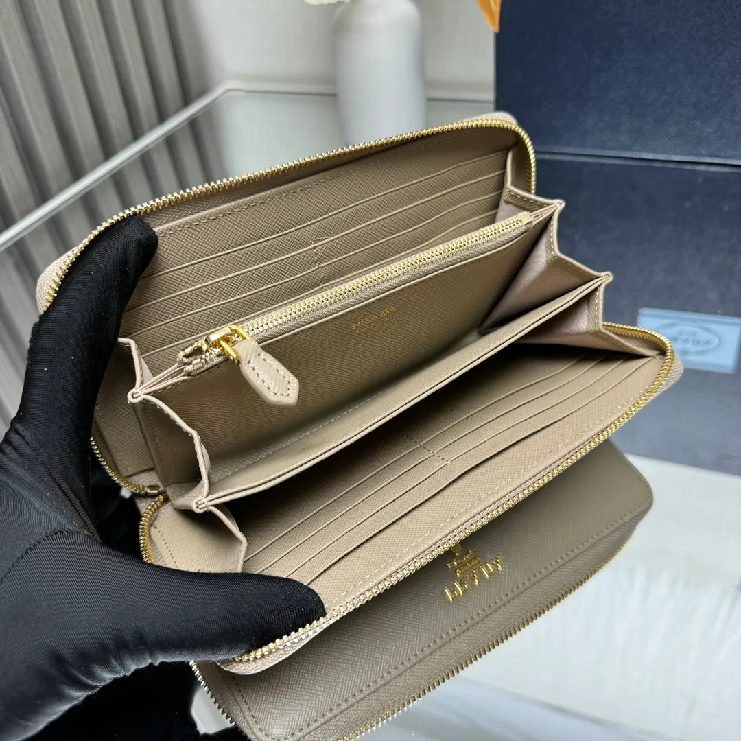 P600 [Top original order] PRADA's new single zipper wallet💼The latest counter with the same color logo, classic, simple and fashionable, official website synchronization, genuine development, model 1ML506, color: black/same color logo, inner code 164 OEM code💋 Italy's top original single cross-grain cowhide texture is excellent, imported thread lining, imported same color hardware logo accessories! The exquisite wiring is even and neat, the workmanship is exquisite, and the quality is comparable to the original product🏅️🏅️🏅️Dimensions: 20cm long and 10.3cm high