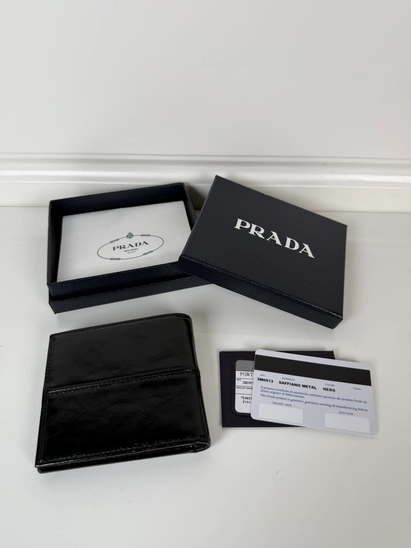 💰400, P Home ➡️Men's short wallet, (black waxed leather) model 2M0513, made of black waxed cowhide, eight card slots, length 11 height 9.5cm, 175 steel stamp, meticulous and neat workmanship as shown in the picture
