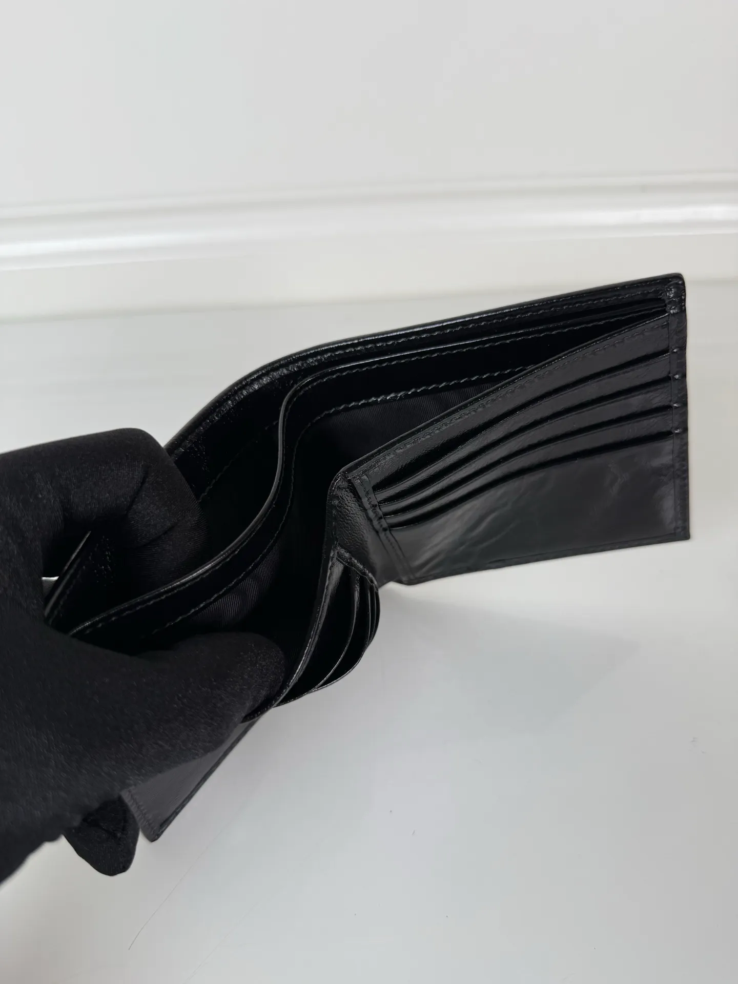 💰400, P Home ➡️Men's short wallet, (black waxed leather) model 2M0513, made of black waxed cowhide, eight card slots, length 11 height 9.5cm, 175 steel stamp, meticulous and neat workmanship as shown in the picture