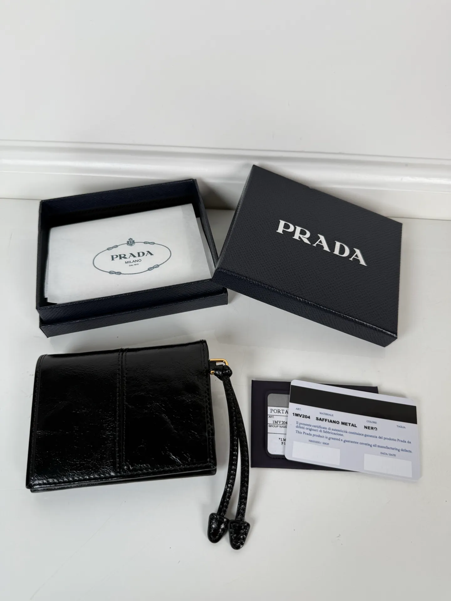💰480, P Home ➡️Women's two-fold short clip, model 1M0204, black waxed cowhide, length 11.2 height 9.5cm, simple and practical to enhance personal taste, 175 steel stamp