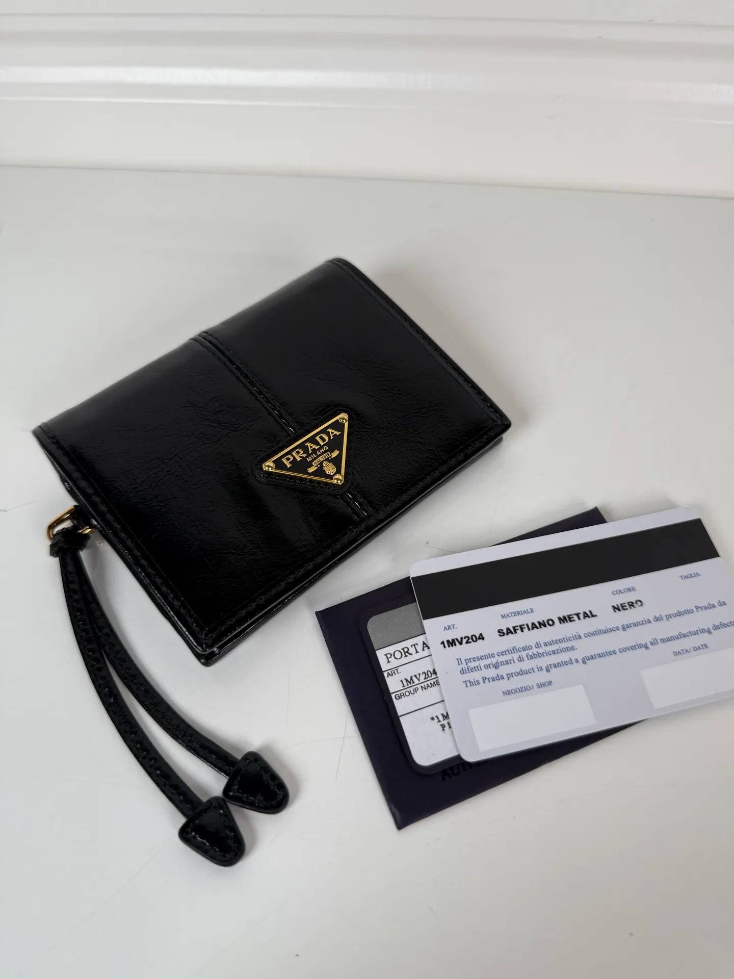 💰480, P Home ➡️Women's two-fold short clip, model 1M0204, black waxed cowhide, length 11.2 height 9.5cm, simple and practical to enhance personal taste, 175 steel stamp
