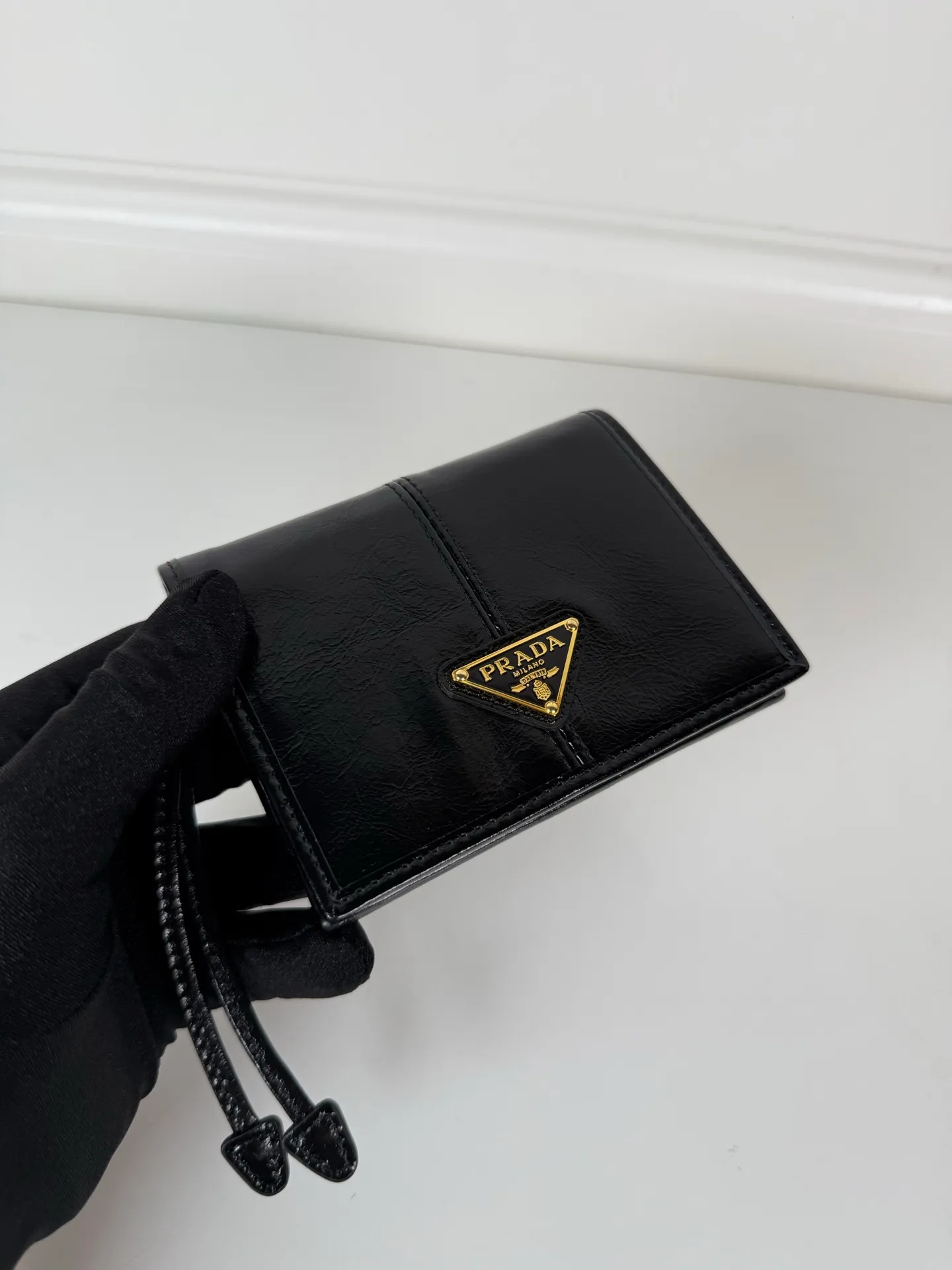 💰480, P Home ➡️Women's two-fold short clip, model 1M0204, black waxed cowhide, length 11.2 height 9.5cm, simple and practical to enhance personal taste, 175 steel stamp