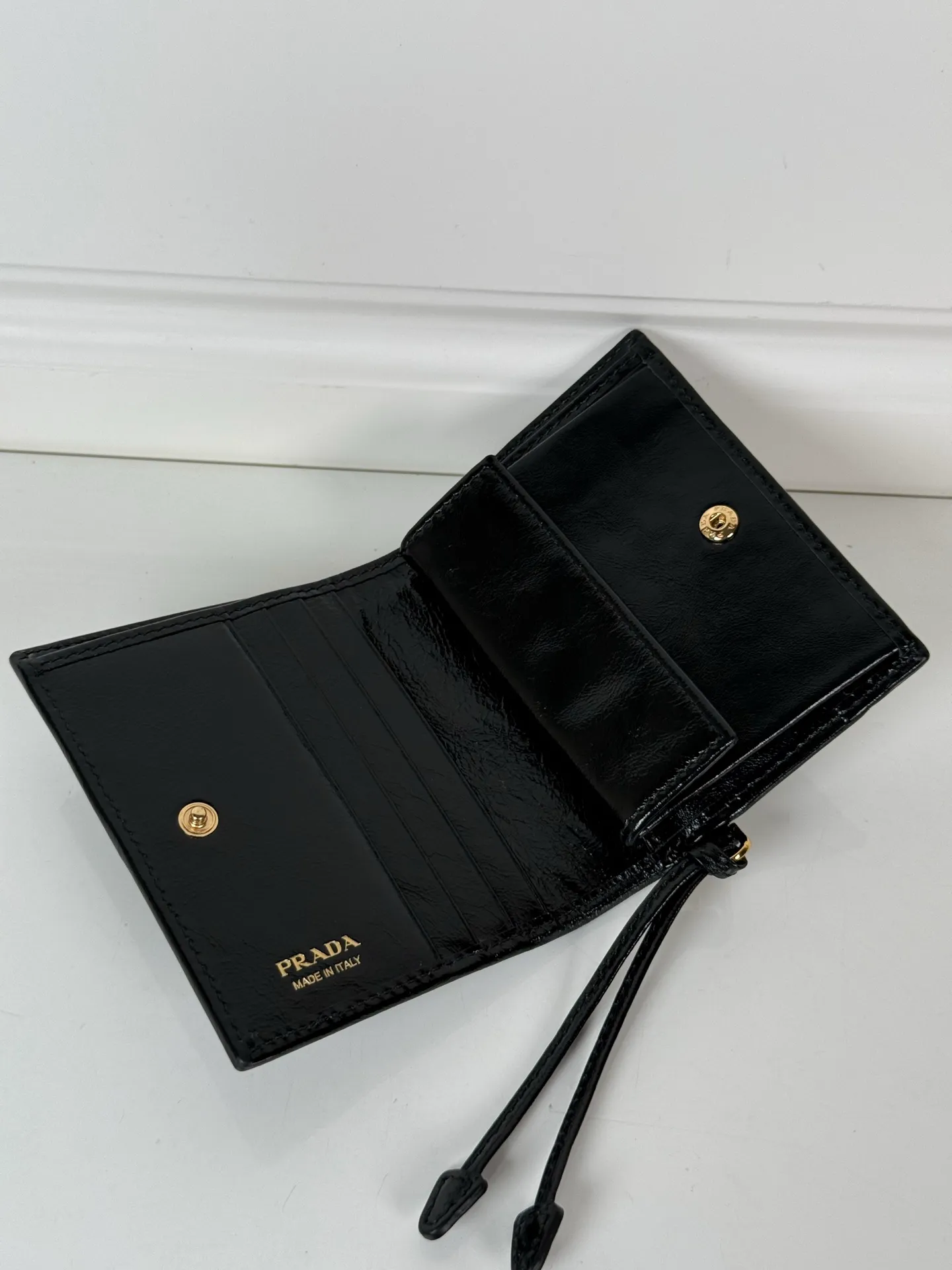 💰480, P Home ➡️Women's two-fold short clip, model 1M0204, black waxed cowhide, length 11.2 height 9.5cm, simple and practical to enhance personal taste, 175 steel stamp