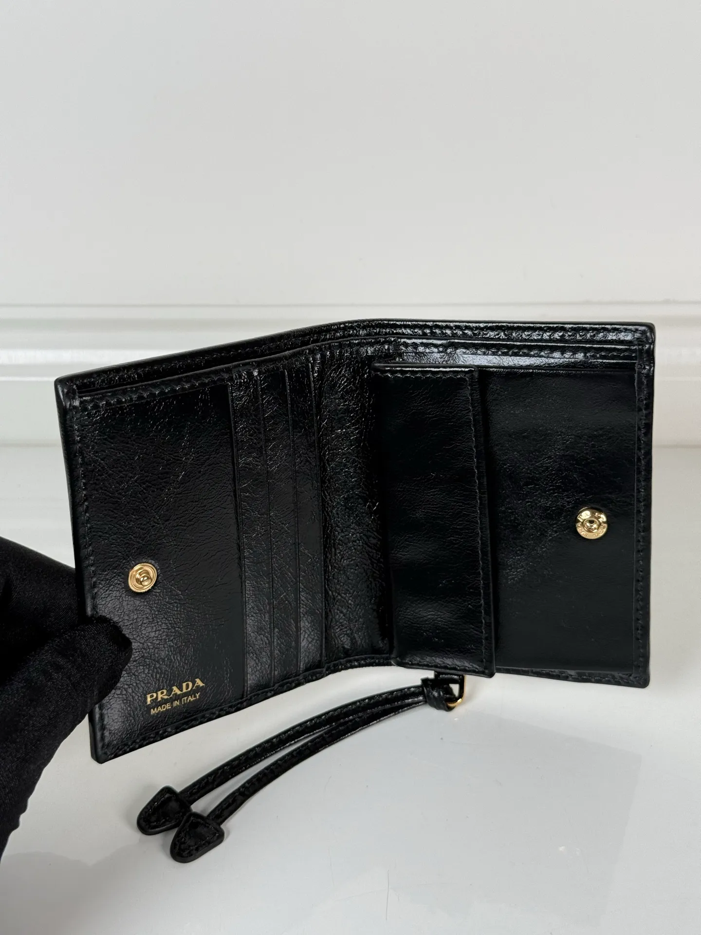 💰480, P Home ➡️Women's two-fold short clip, model 1M0204, black waxed cowhide, length 11.2 height 9.5cm, simple and practical to enhance personal taste, 175 steel stamp