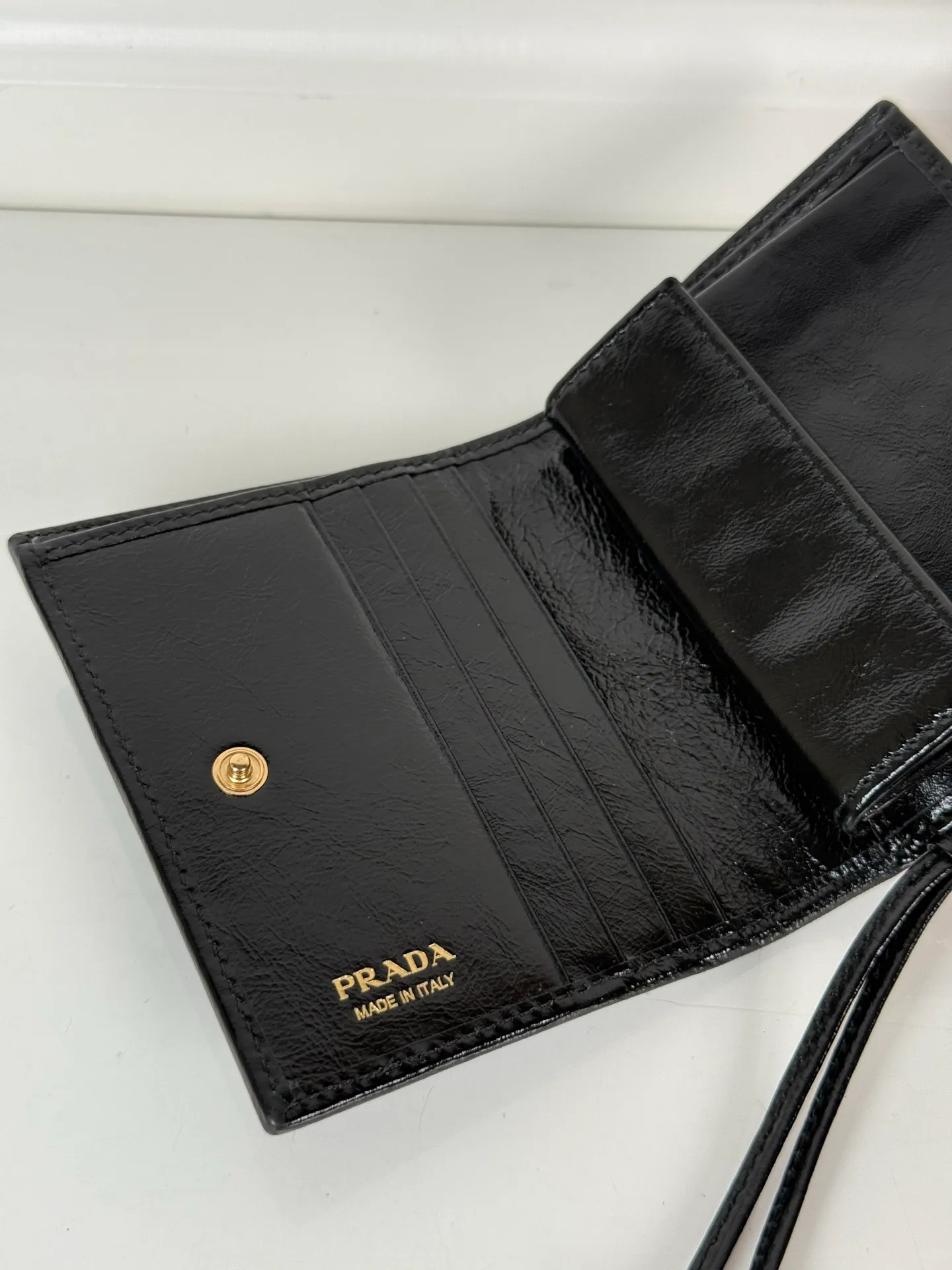 💰480, P Home ➡️Women's two-fold short clip, model 1M0204, black waxed cowhide, length 11.2 height 9.5cm, simple and practical to enhance personal taste, 175 steel stamp