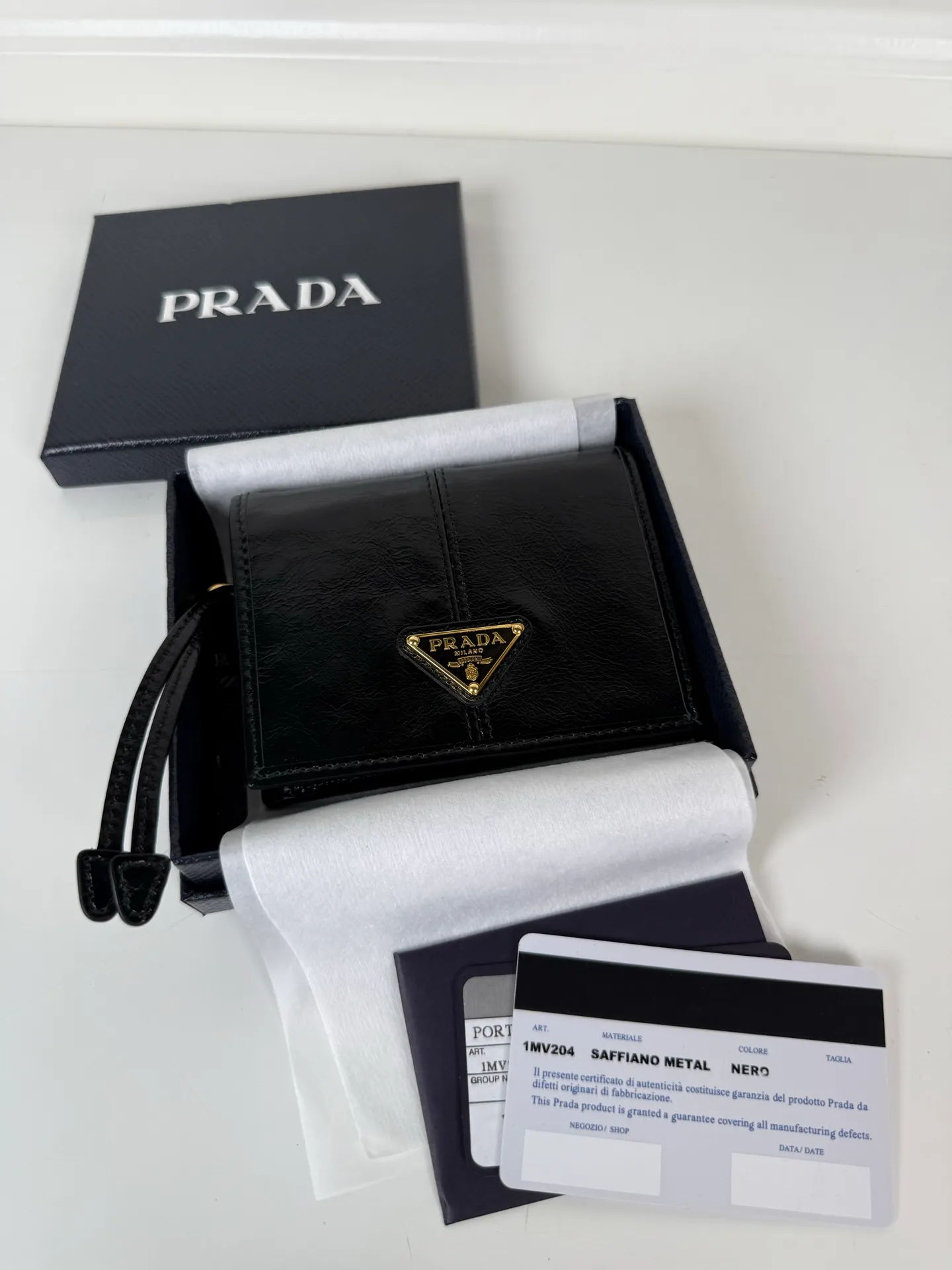 💰480, P Home ➡️Women's two-fold short clip, model 1M0204, black waxed cowhide, length 11.2 height 9.5cm, simple and practical to enhance personal taste, 175 steel stamp